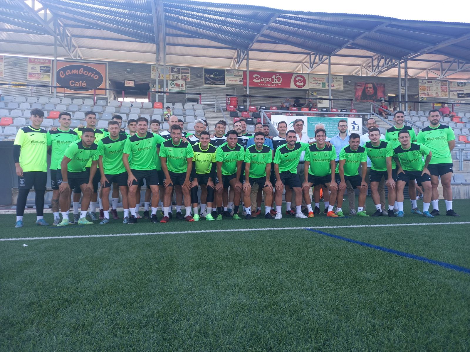 La plantilla y cuerpo técnico del Salerm, en el Manuel Polinario.