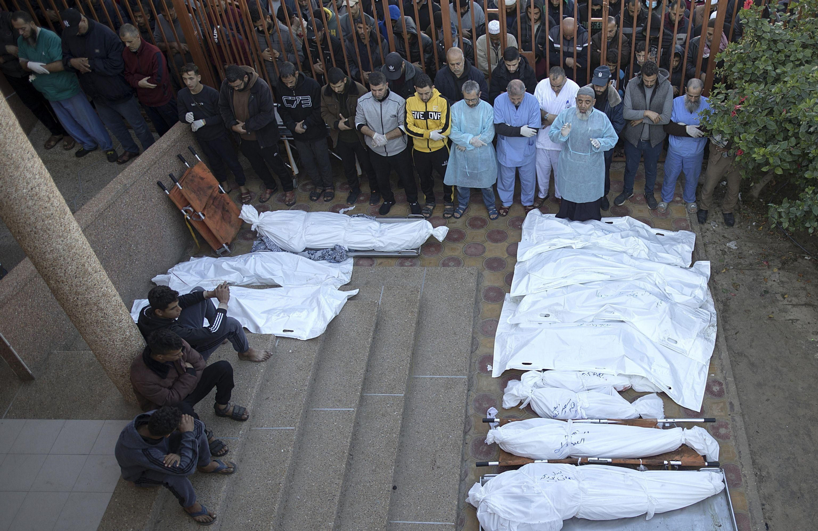 Médicos y familiares rezan por los fallecidos en un bombardeo israelí en el hospital Nasser de Jan Yunis