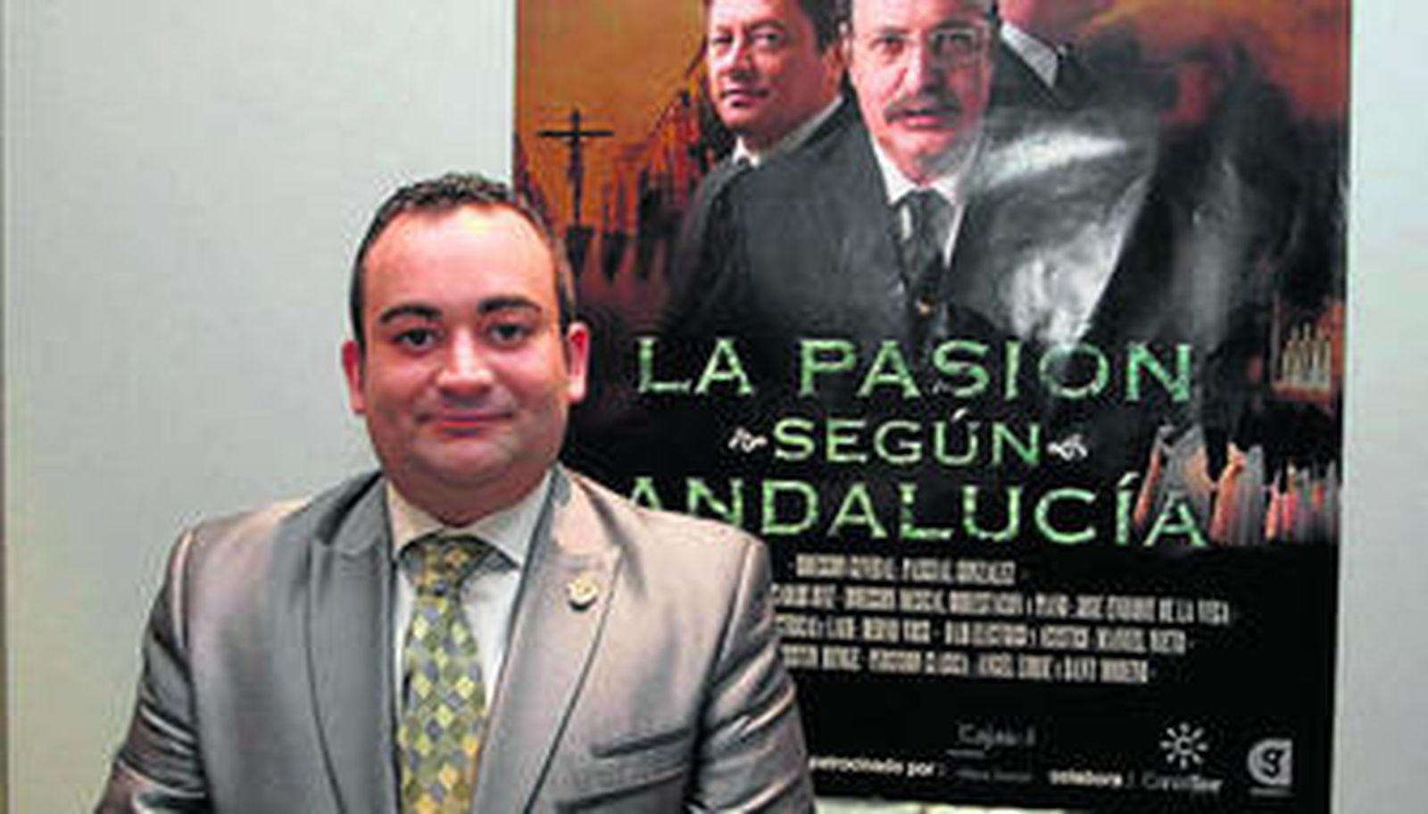 Francisco Javier López, hermano mayor del Silencio, ante el cartel anunciador de la obra.