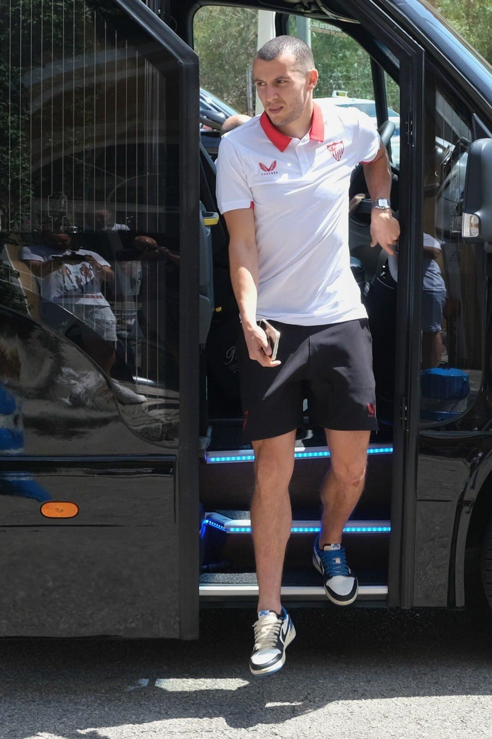 Idrissi, con la cabeza rapada, al llegar este lunes a Montecastillo.