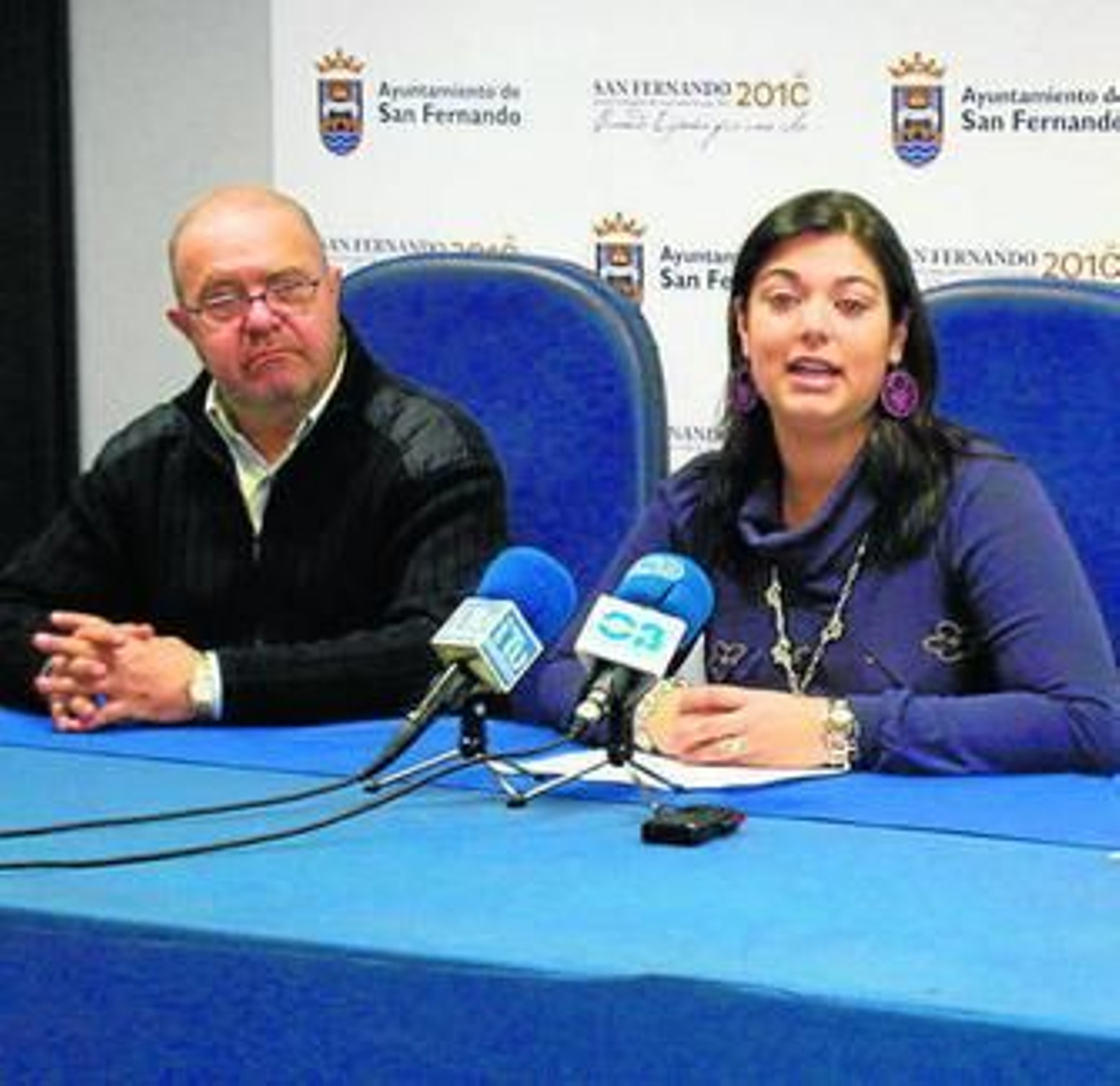 El presidente de la peña y la concejala María José Suárez.