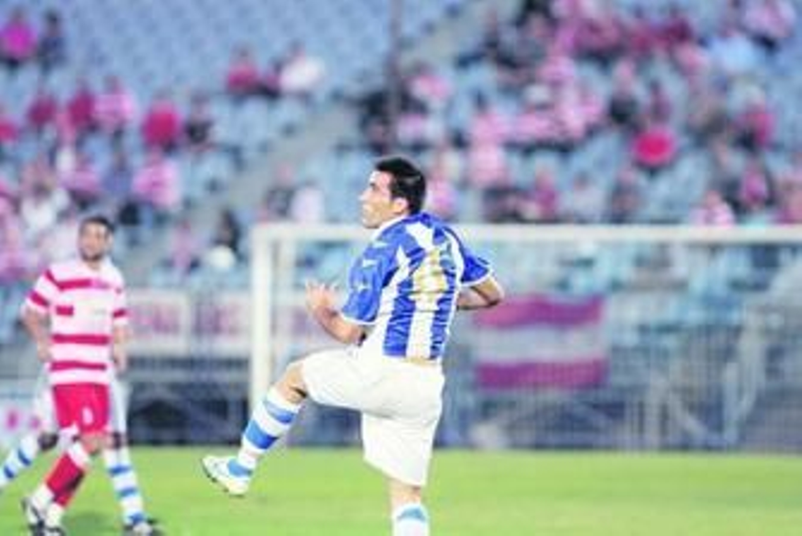 Carrasco, rematando de cabeza en el partido de hace tres semanas contra el Granada.