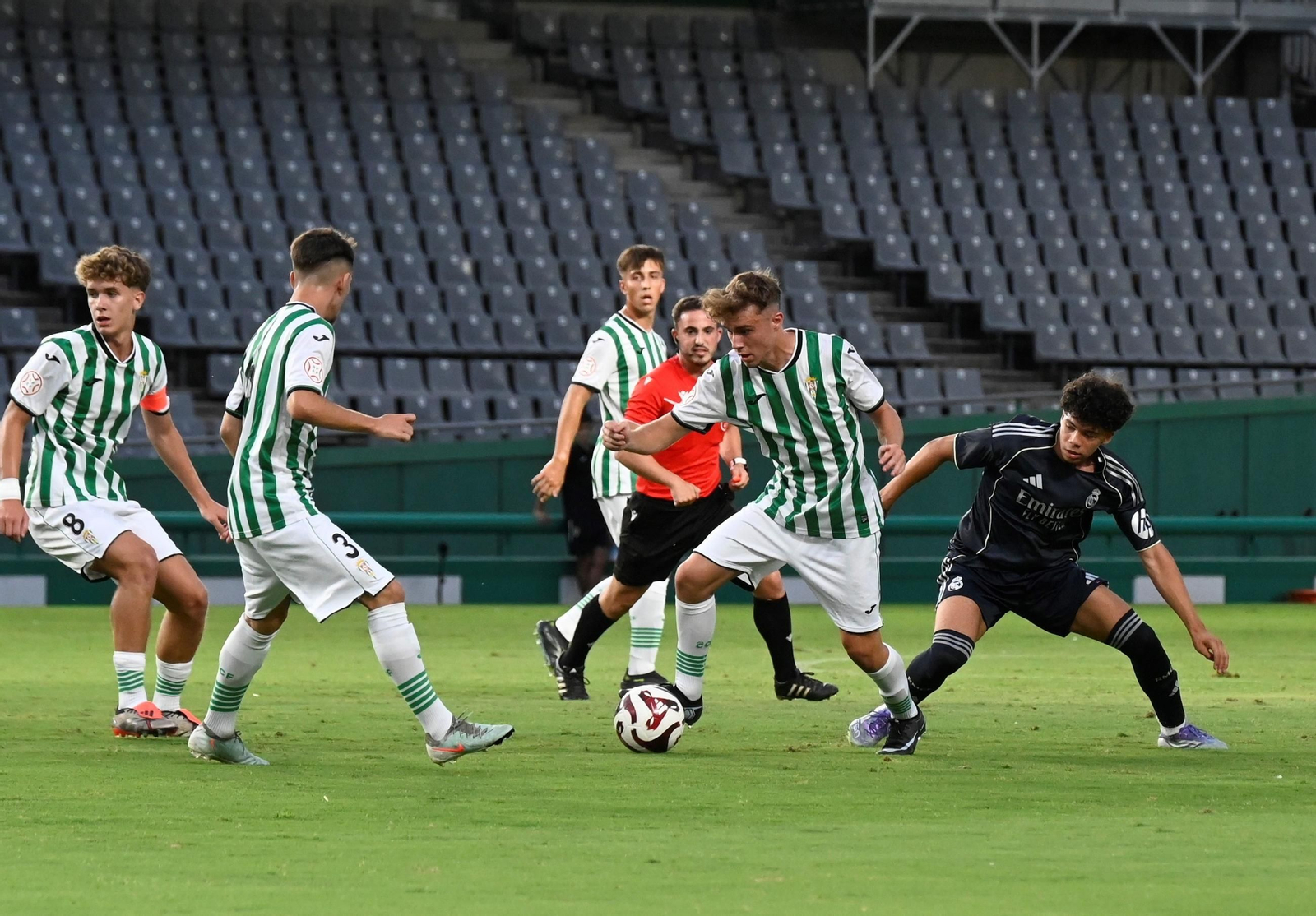 Las mejores fotos del ambiente en El Arcángel para el Córdoba CF - Real Madrid del Mundial de Clubes sub 18