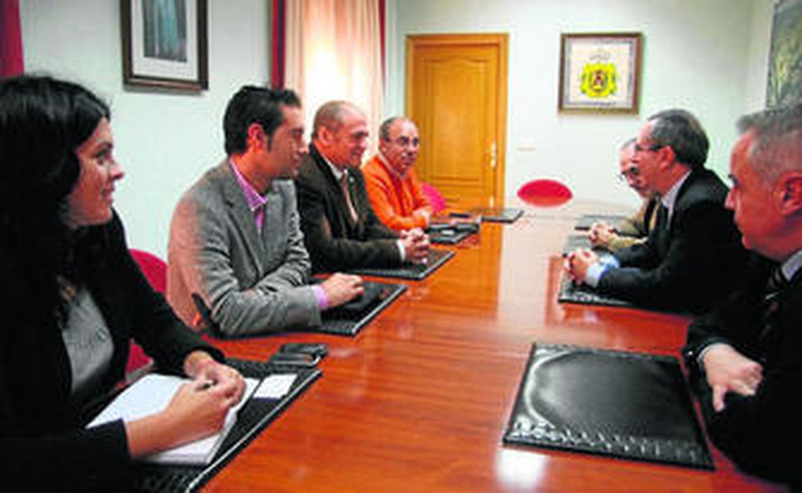 Un momento del encuentro entre representantes del gobierno local y la directiva de Acerinox.