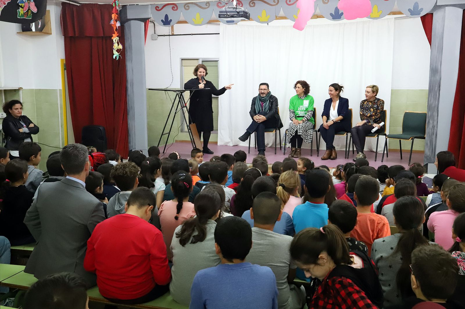 Montaña Barrios se dirige a los asistentes al acto.