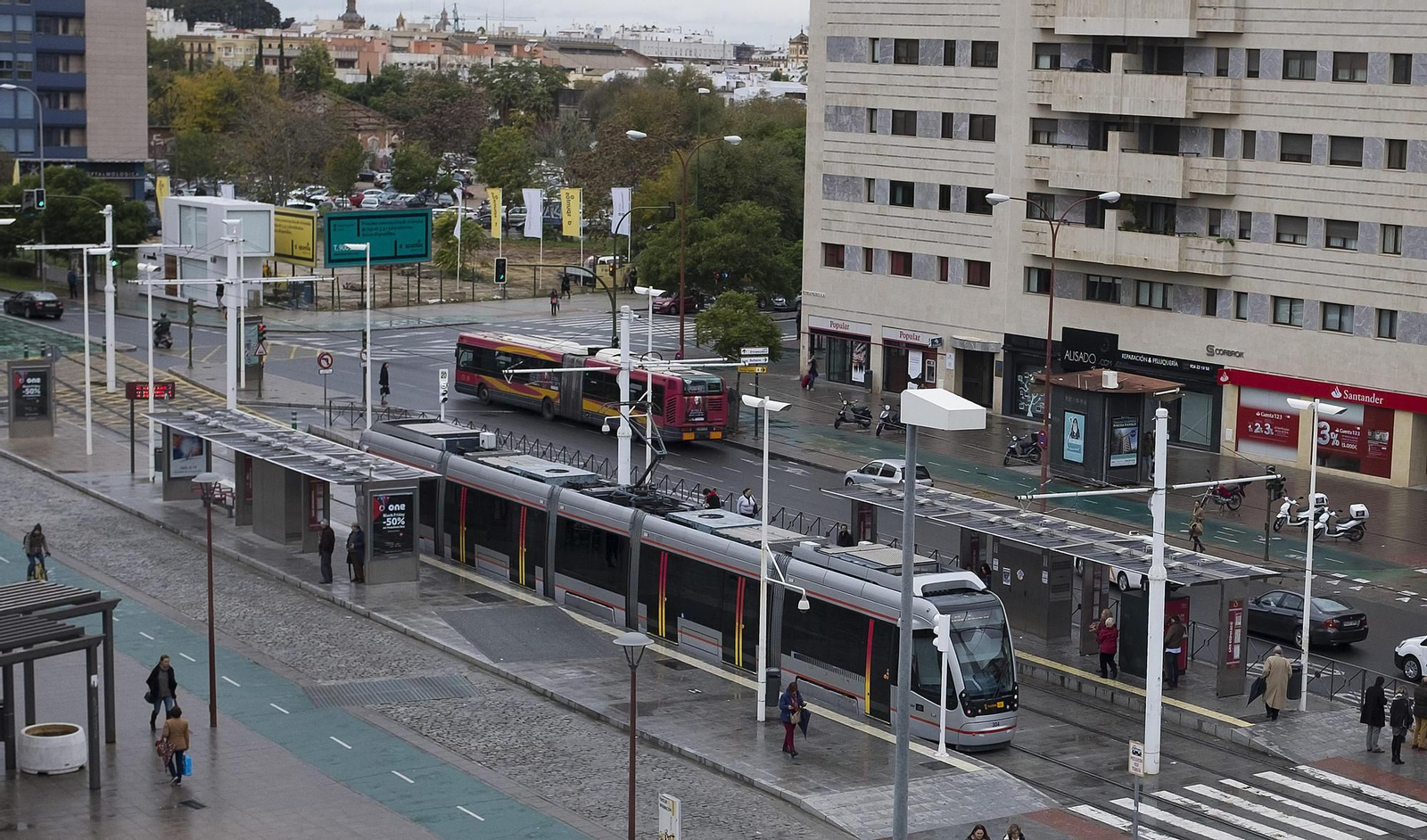 El tranvía llega al intercambiador de San Bernardo.