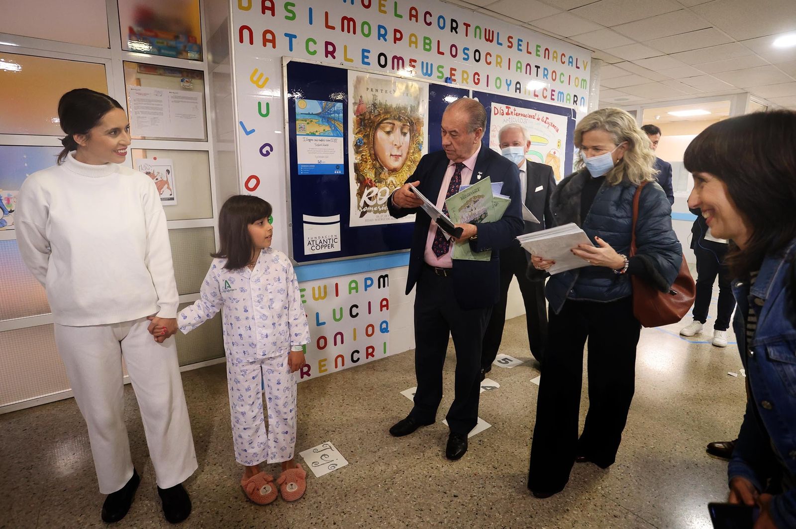 Imágenes de la entrega a los niños de la Unidad de Pediatría del Hospital Juan Ramón Jiménez de los recortables cofrades de la Semana Santa de Huelva