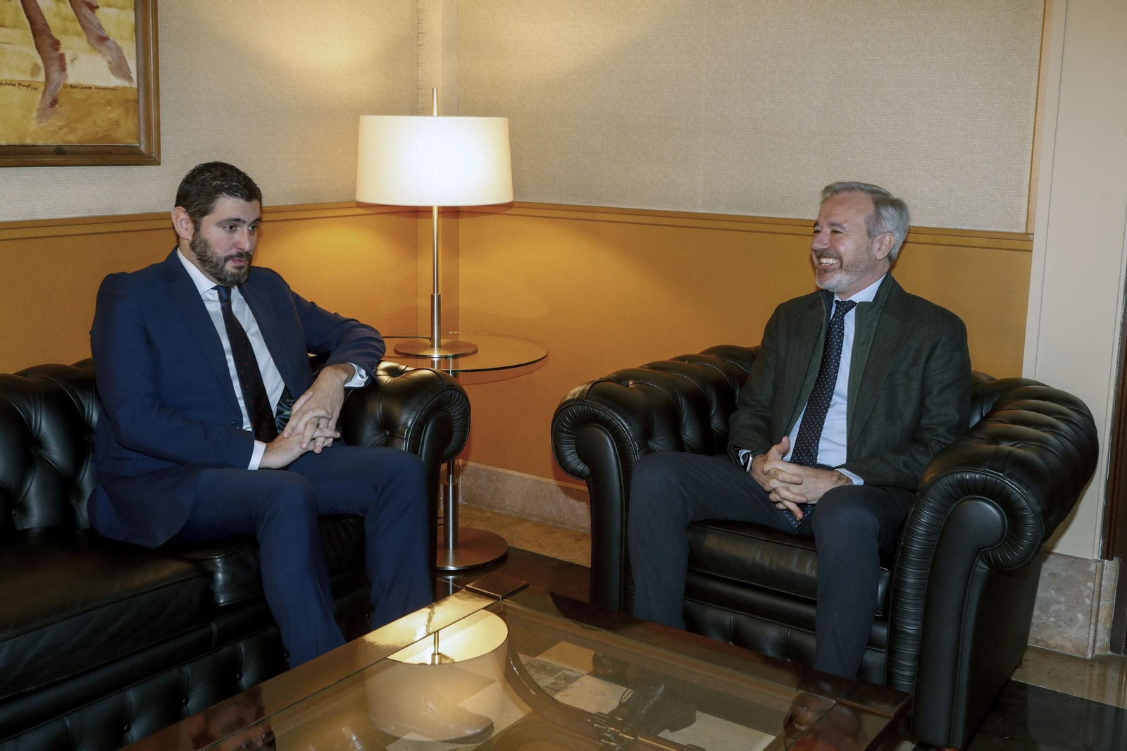 El presidente del Gobierno de Aragón, Jorge Azcón, y el portavoz de Vox en las Cortes de Aragón, Alejandro Nolasco, en la reunión de este viernes.