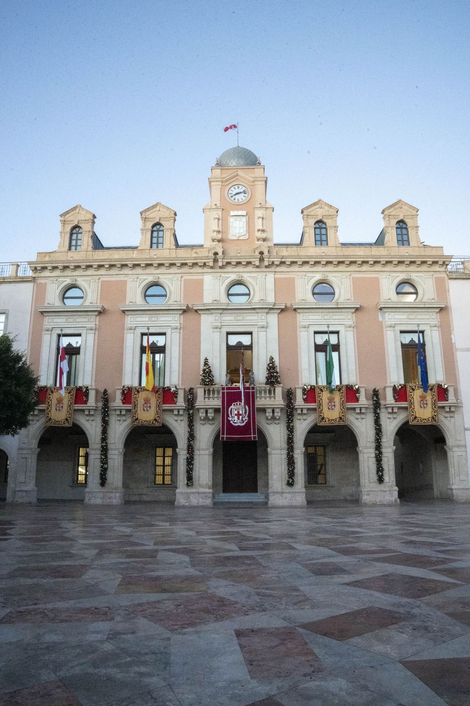 El Pendón vuelve a alzarse en Almería: memoria y ciudad bajo la luz de diciembre