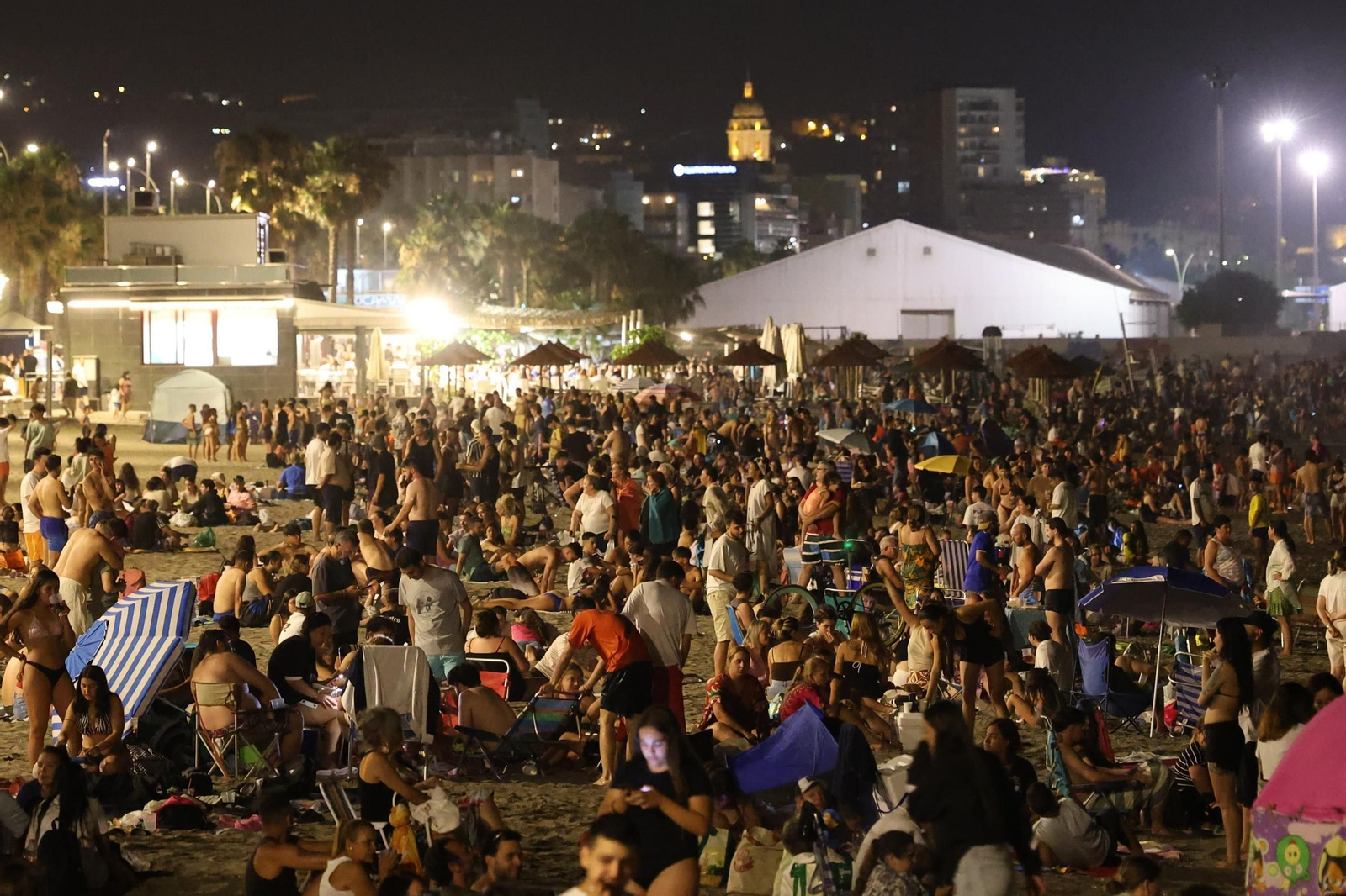 Así se vive la Noche de San Juan en la playa de la Malagueta de Málaga, en fotos