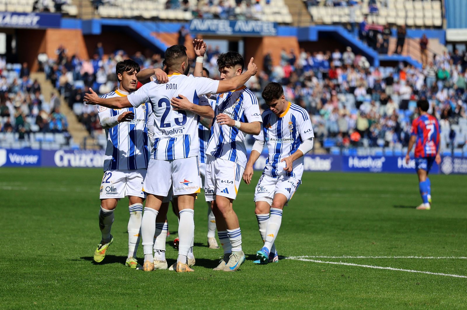 Los jugadores del Recre celebran uno de los últimos goles en el Nuevo Colombino.