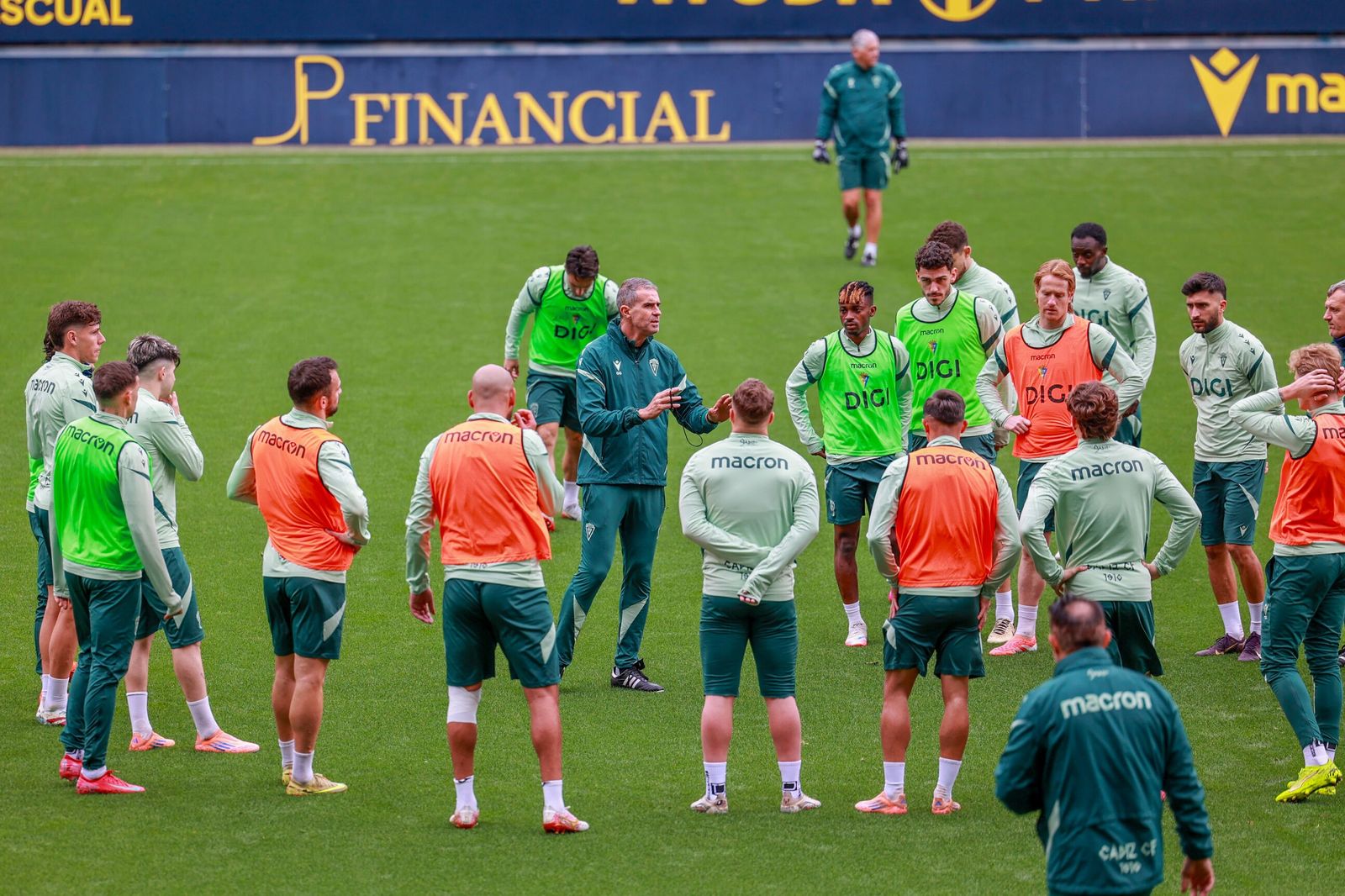 Garitano se dirige a los jugadores en un entrenamiento del Cádiz.