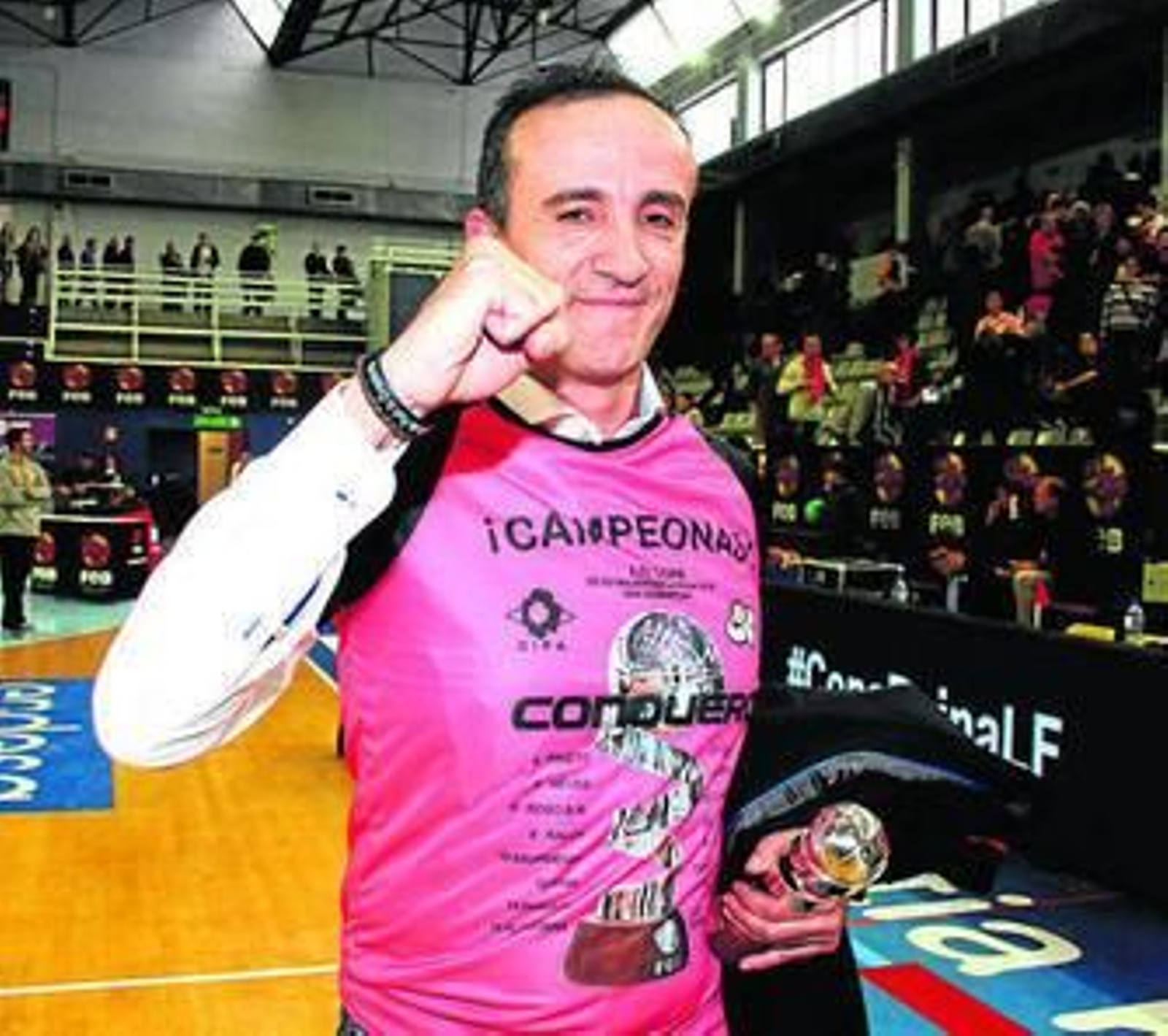 Gabriel Carrasco celebra el triunfo en el pabellón gasca donostiarra. A la derecha, Talia Caldwell mira a canasta presionada por Ewelina Kobryn.