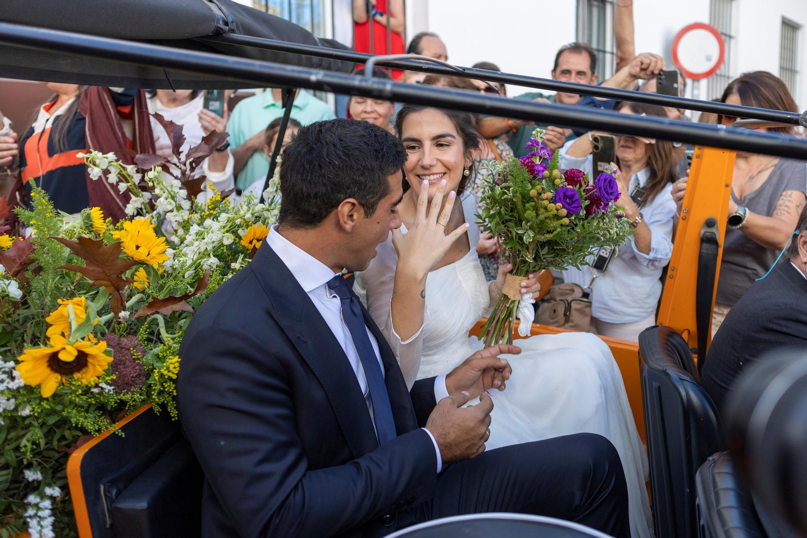 Blanca Llandres señala su anillo de esposa a Alberto Herrera, subidos al Mehari tras dejar la basílica sanluqueña