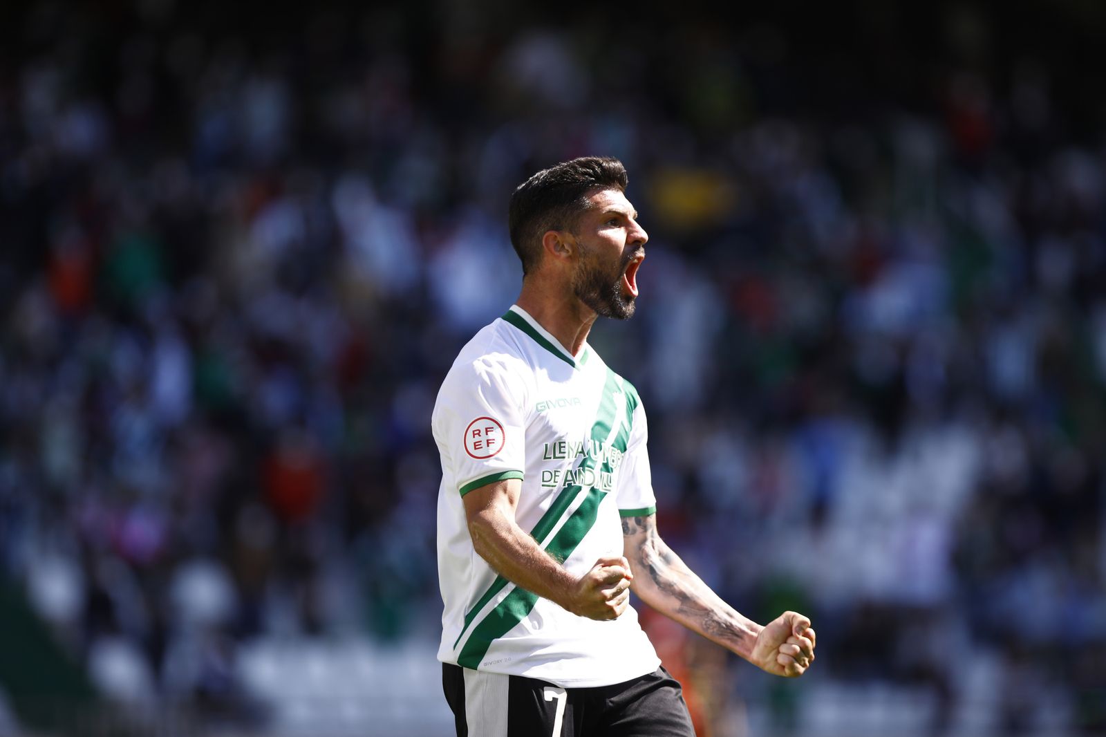 Willy Ledesma celebra un gol al Mensajero en El Arcángel.