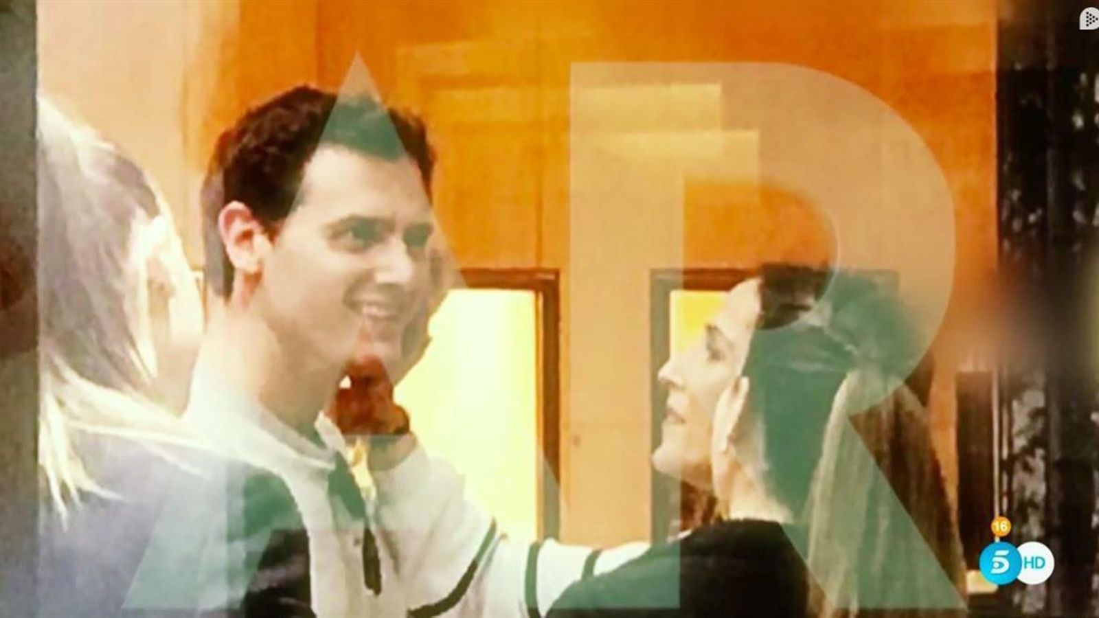 La cantante acaricia al político en el vídeo ofrecido en 'El programa de Ana Rosa'.