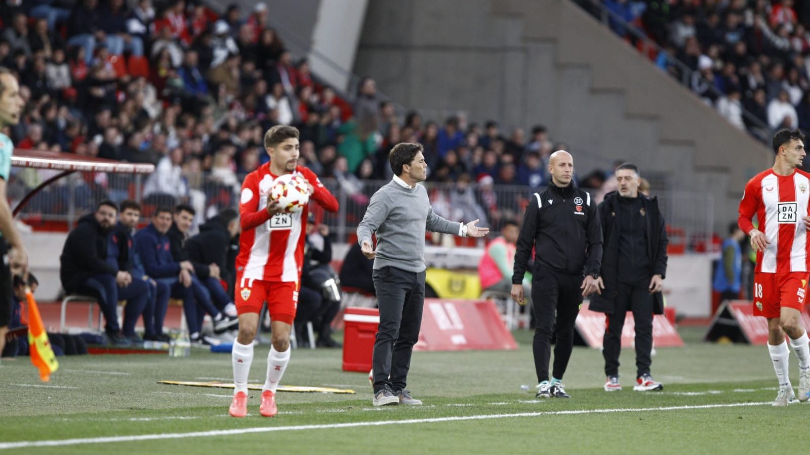 Rubi da instrucciones en la banda mientras Pozo se dispone a sacar de banda en el duelo copero ante el Sevilla