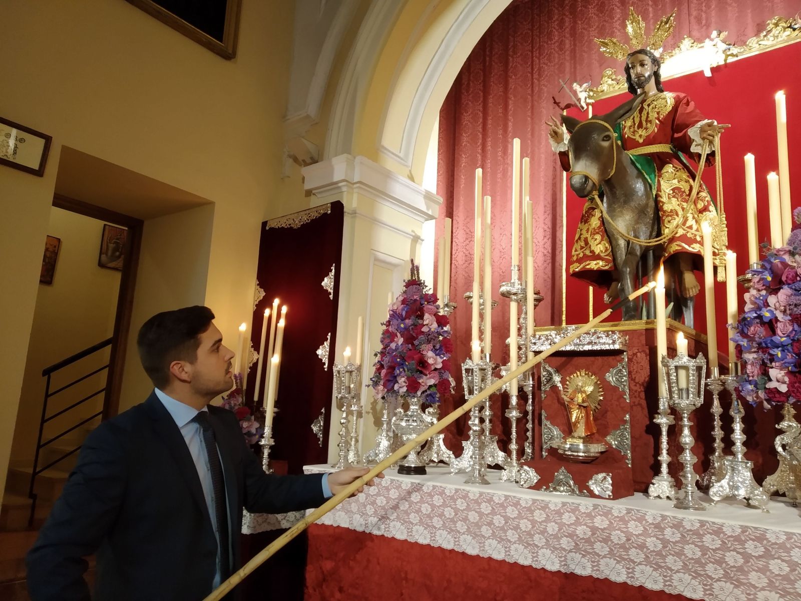 Alberto García Peralta encendiendo la candelería del altar de cultos del Señor