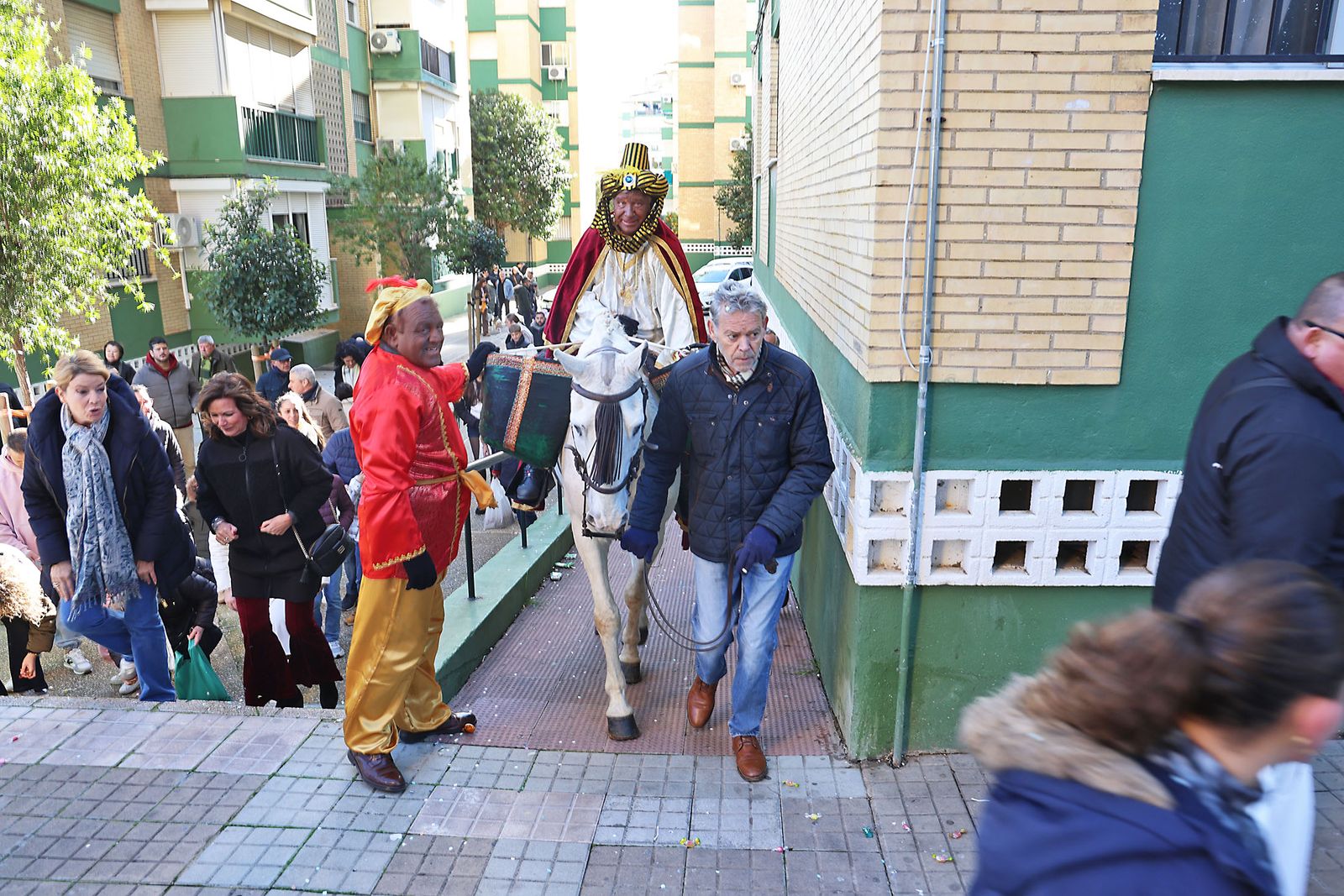 Día de regalos y Reyes Magos por los barrios de la ciudad