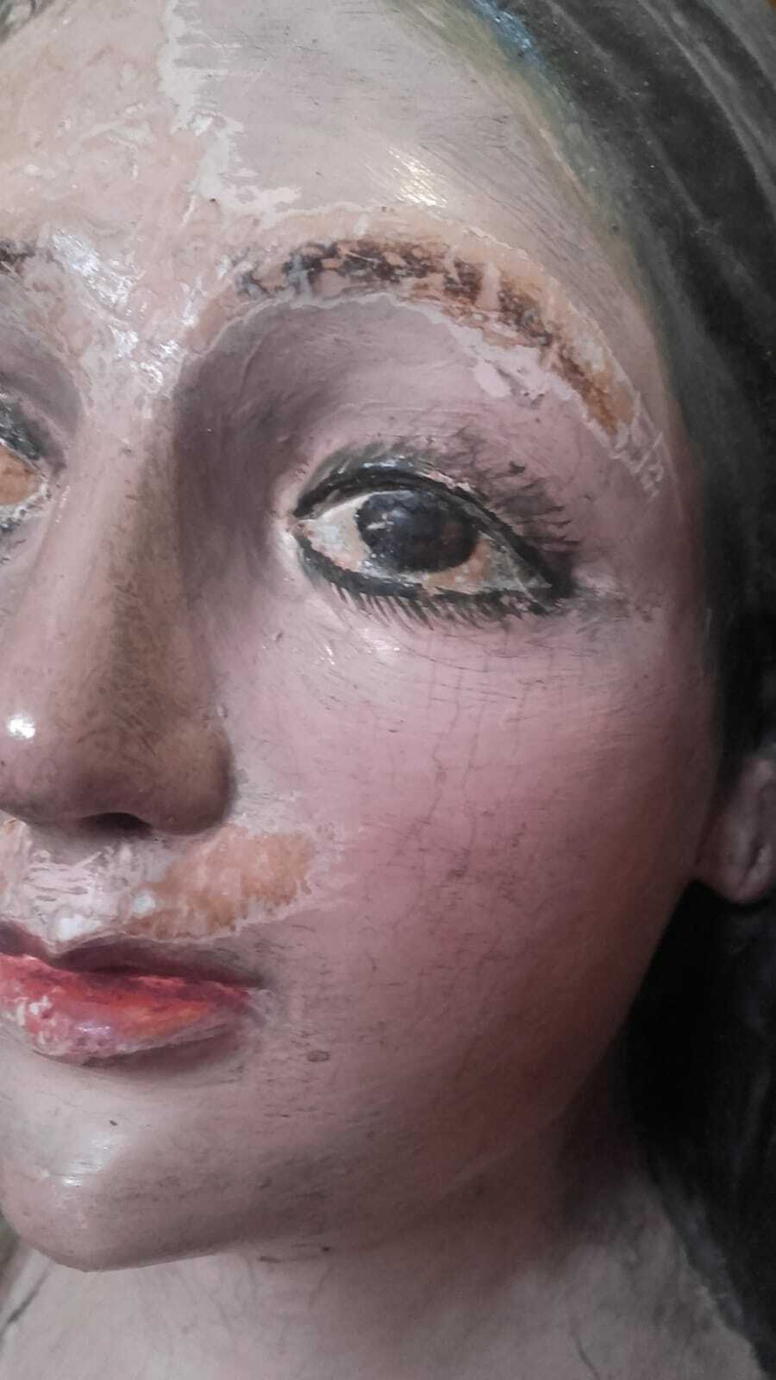 Detalle en el que se aprecia otra policromía debajo de la que tenía la imagen antes de la última restauración.