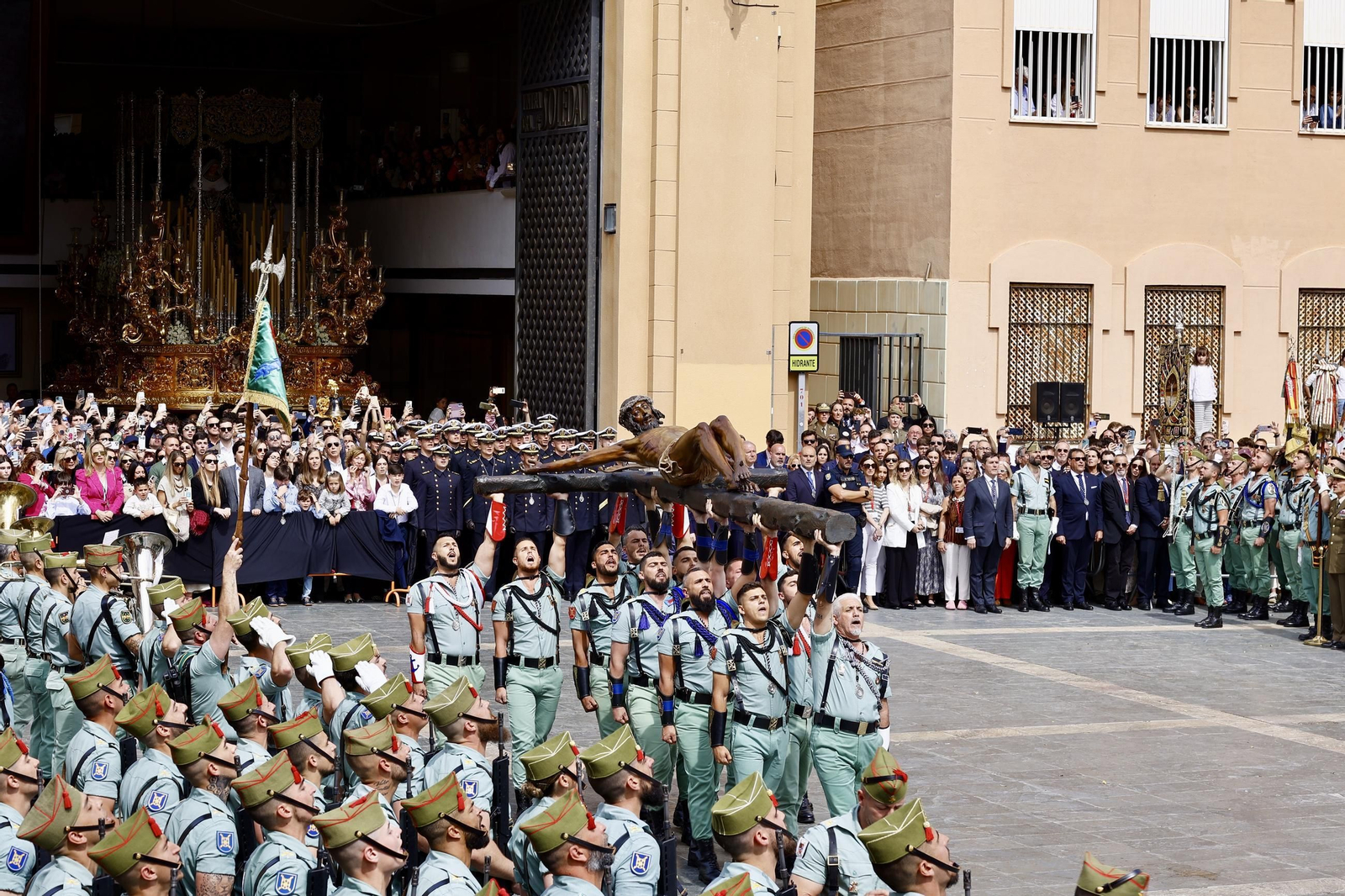 Las fotos de la Legión en el traslado del Cristo de Mena en Málaga este Jueves Santo