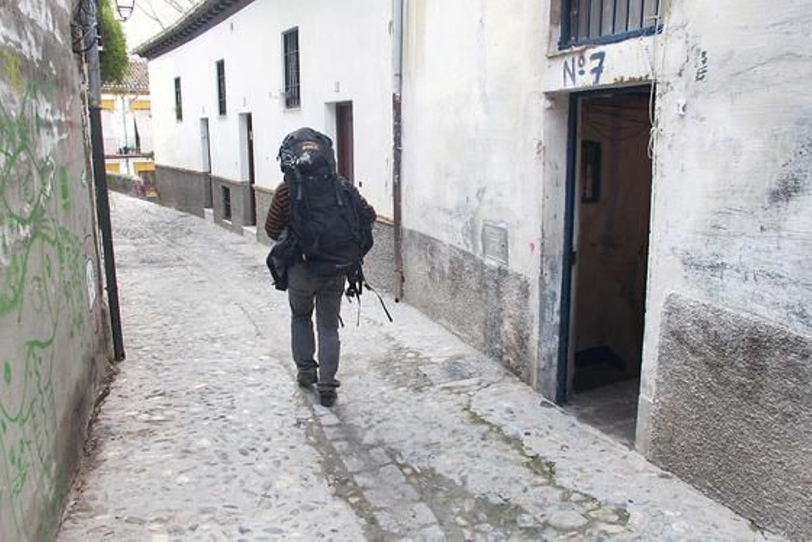 Seis ocupas son desalojados de la Casa del Aire, en el nº 7 de la calle Zenete del barrio granadino del Albaicín.

Foto: Pepe Torres
