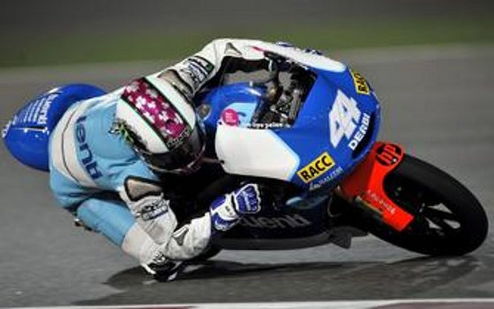 Pol Espargaró luchó en la última vuelta de carrera con Marc Márquez por el tercer lugar que fue a parar a éste último tras un apurado adelantamiento

Foto: Agencias