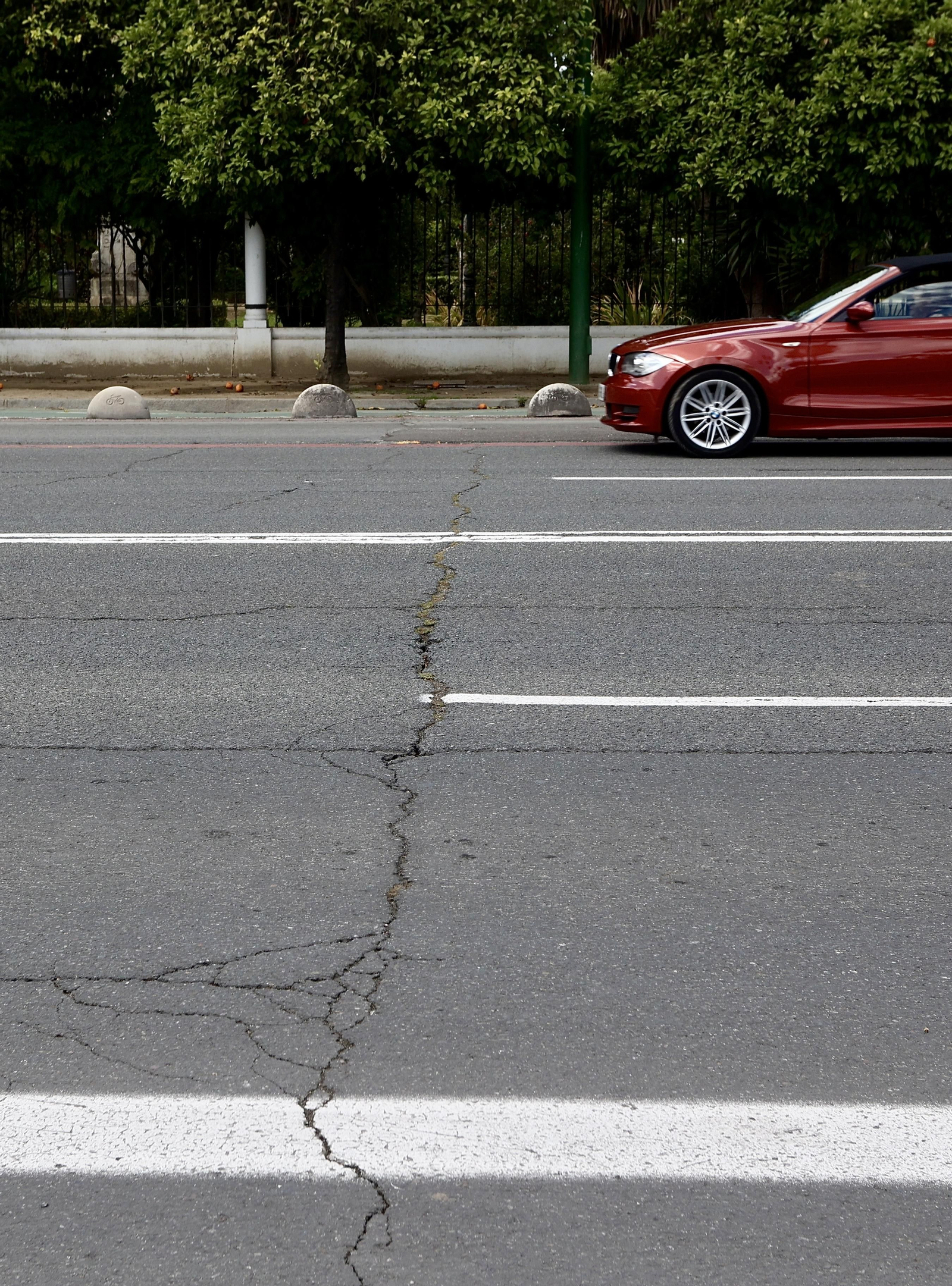 Grietas y baches en las avenidas principales