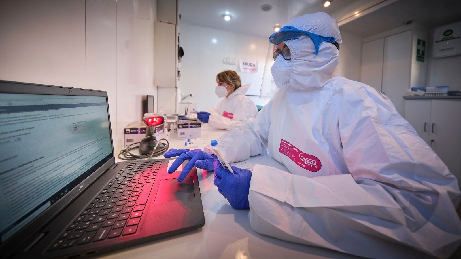 El personal a cargo de las pruebas introduce los resultados en el ordenador.