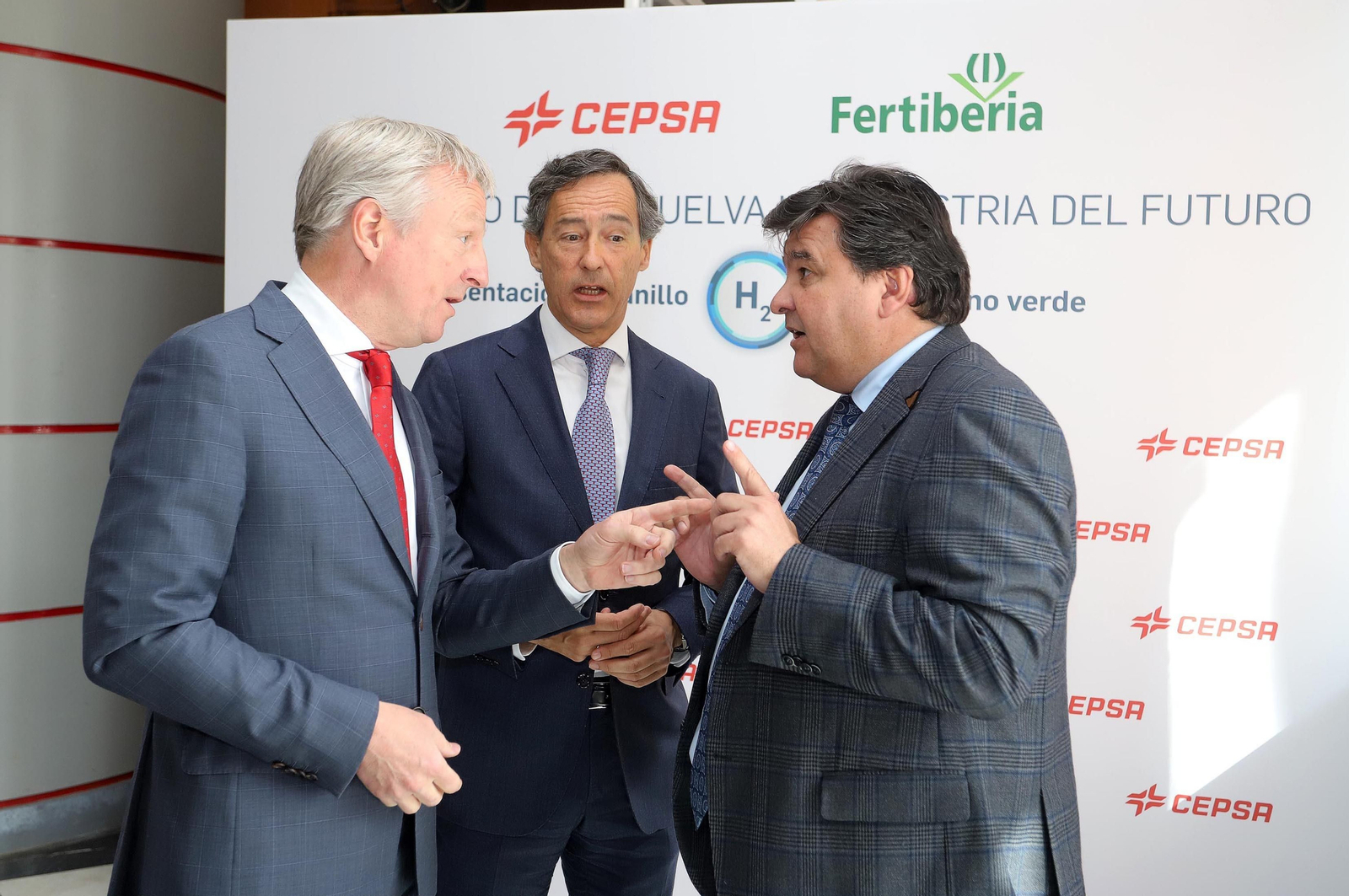 Imágenes de la firma del acuerdo entre Cepsa y Fertiberia para implantar el anillo de hidrógeno verde en Huelva