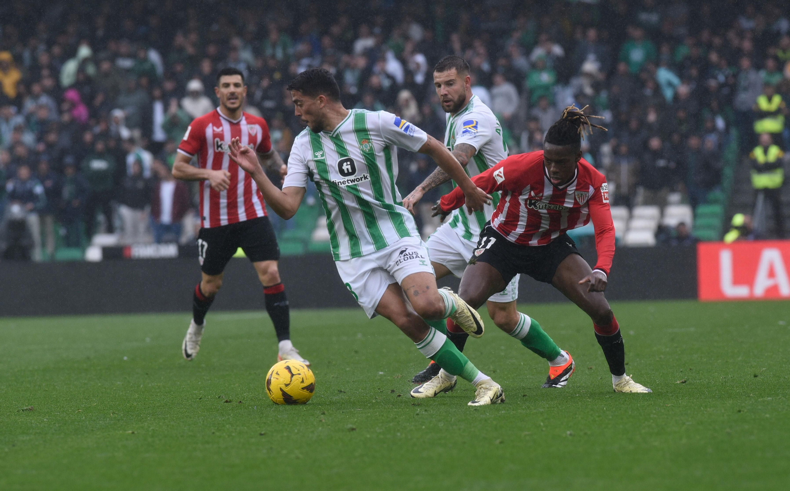 Fornals lanza el ataque en el segundo gol del Betis tras el robo de balón a Nico Williams.