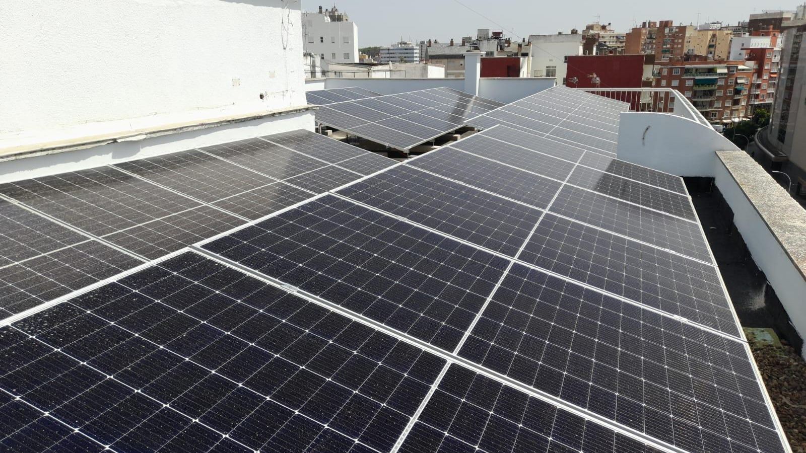 Paneles solares en la azotea de un edificio