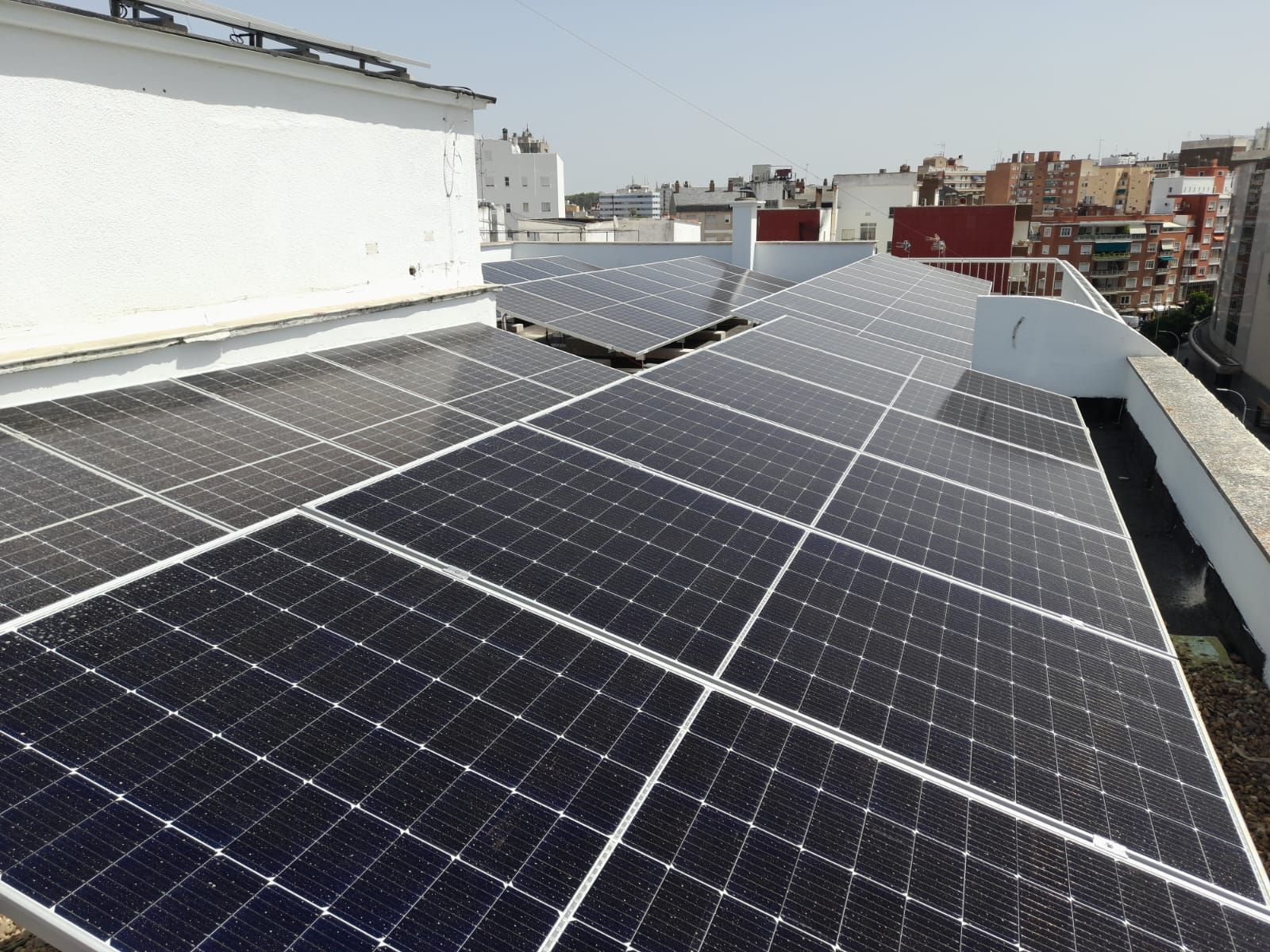 Paneles solares en la azotea de un edificio