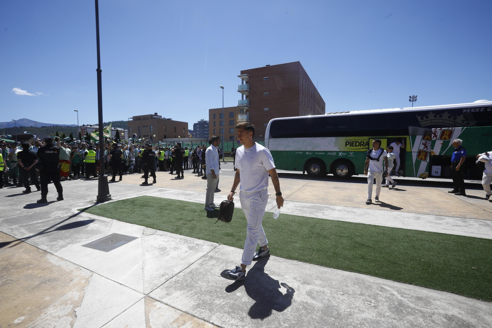 El Córdoba CF recibe el calor de su afición a su llegada a El Toralín antes del partido ante la Ponferradina El Córdoba CF recibe el calor de su afición a su llegada a El Toralín antes del partido ante la Ponferradina