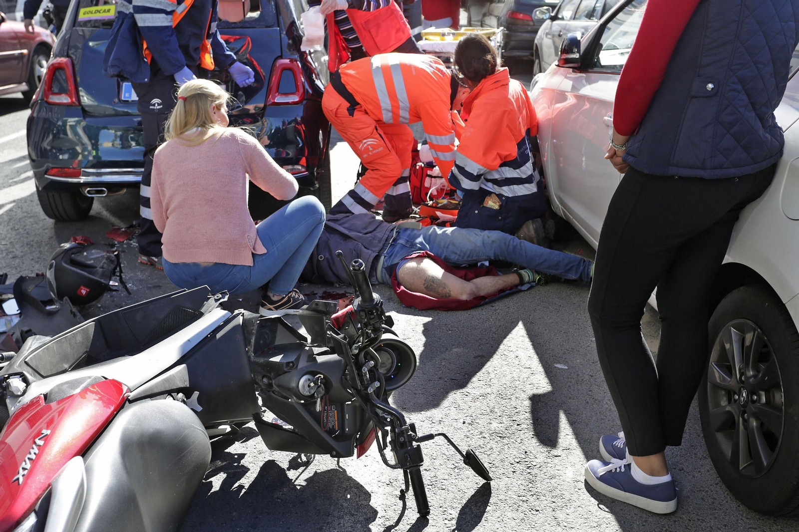 Efectivos de los servicios sanitarios atienden a un herido tras un accidente de tráfico.