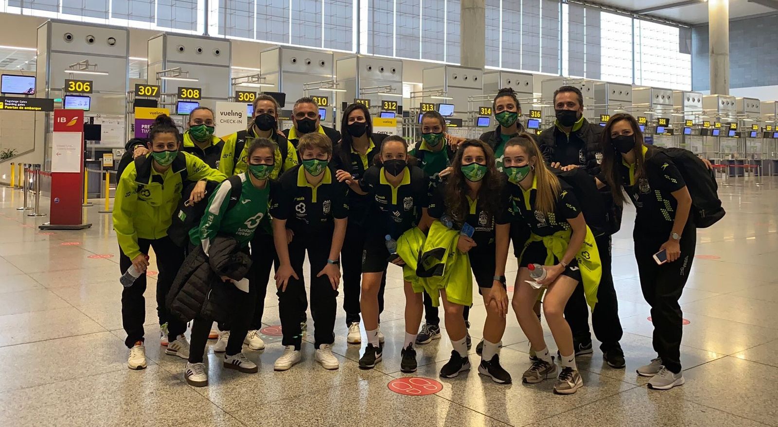 Las chicas del Deportivo Córdoba, en el aeropuerto de Málaga.