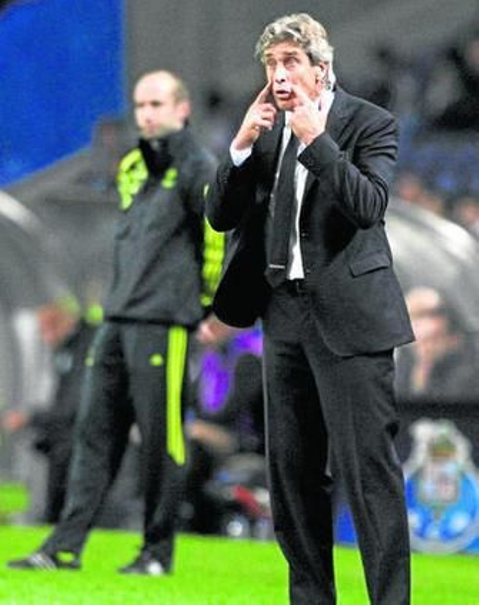 Pellegrini da instrucciones a sus jugadores durante un momento del partido.