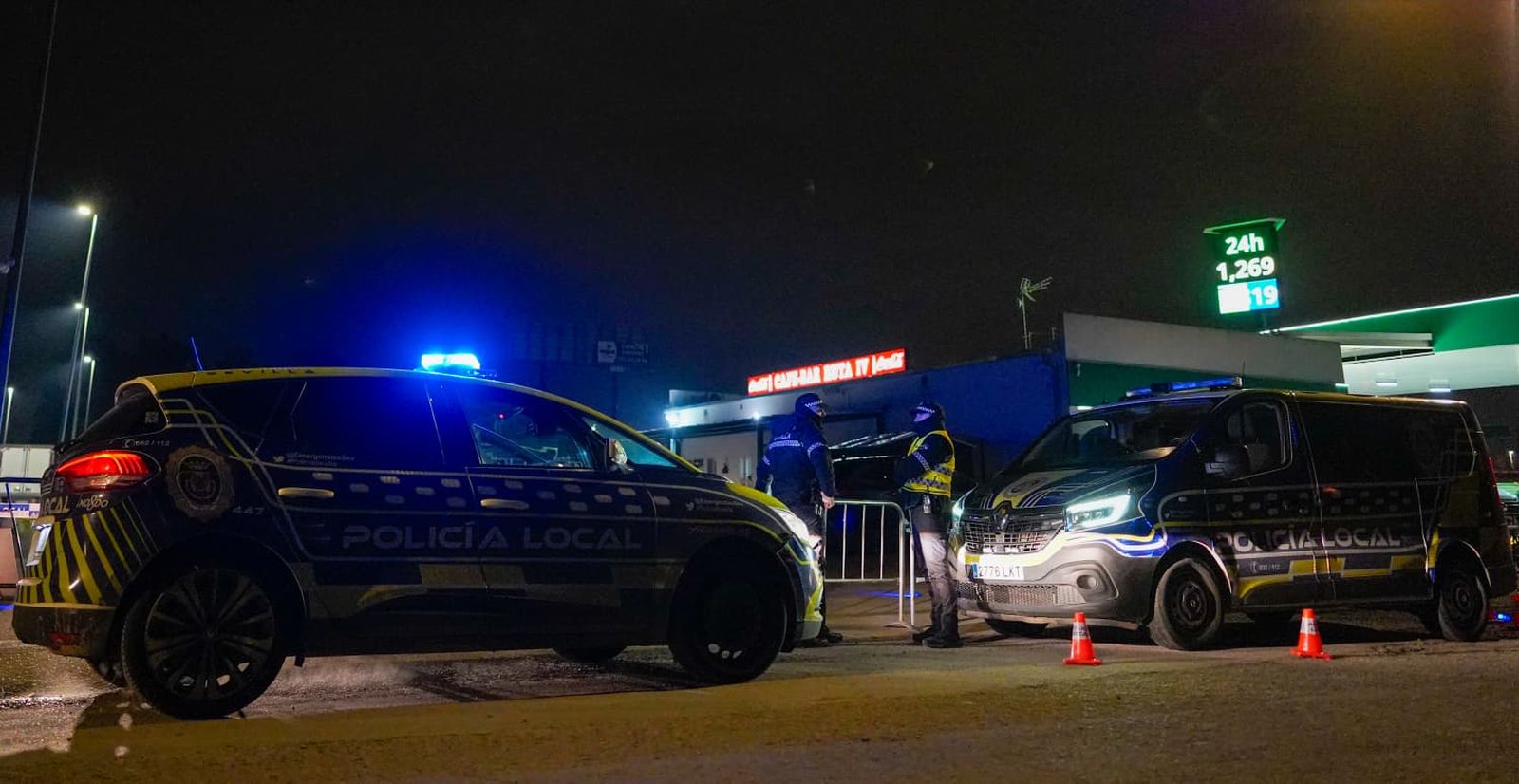 El derribo de la gasolinera de Alcosa, todas las fotos