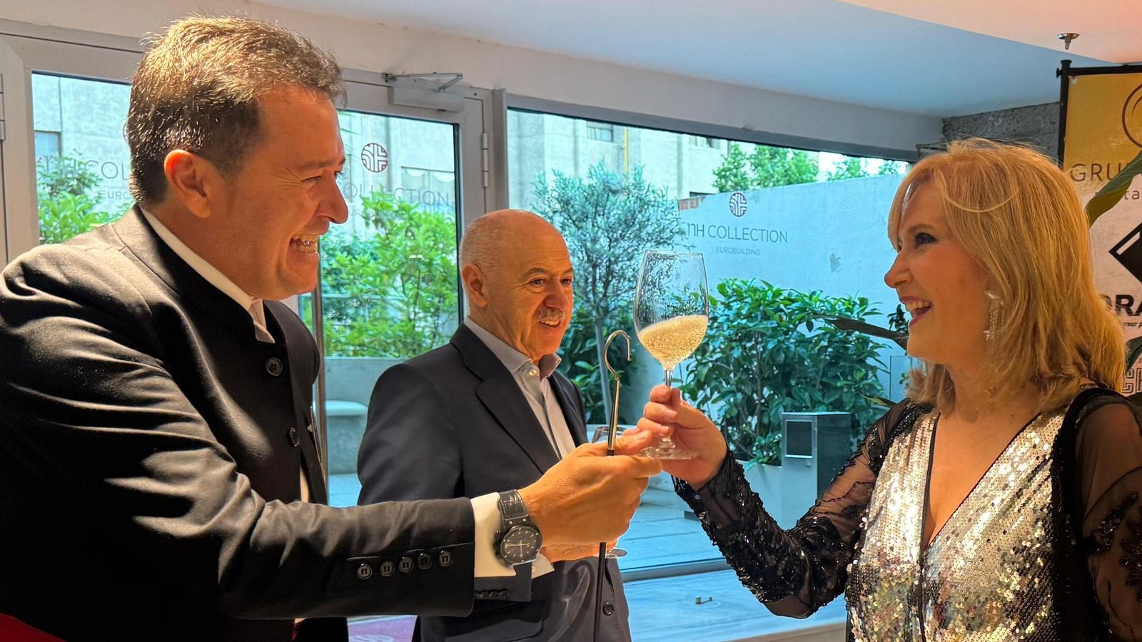 Rubiales, ofreciendo una copa de jerez a Nieves Herrero.