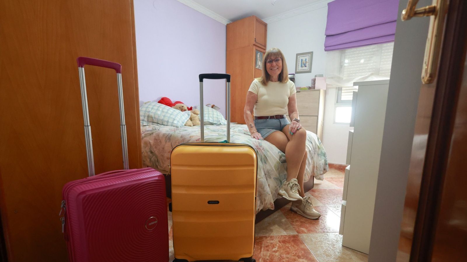 María Dolores en una de las habitaciones que les dejó a las viajeras