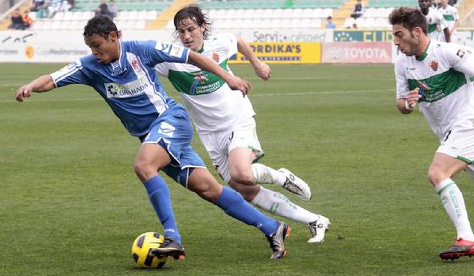 El Granada se trae un empate del estadio del Elche pese a jugar gran parte del partido con uno más (0-0). / LOF