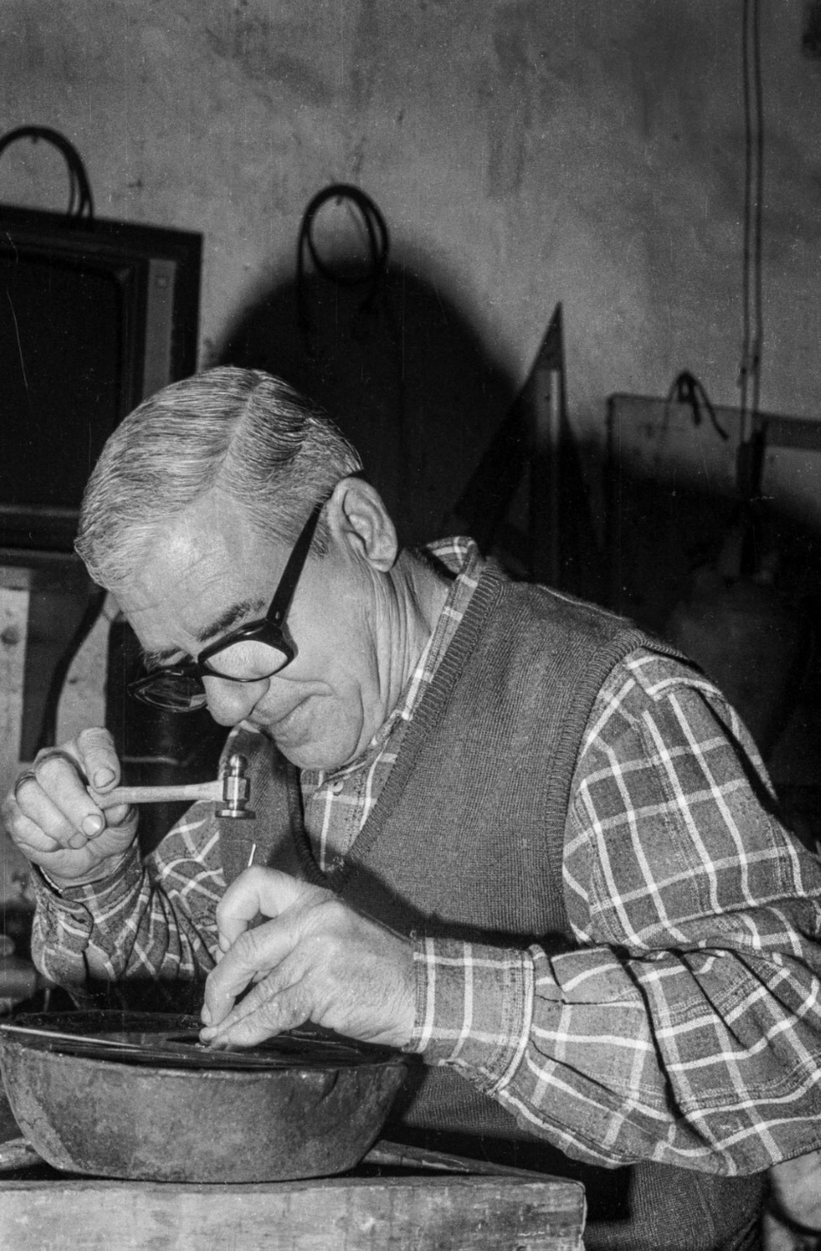 José Zabala cincela una pieza en su taller.