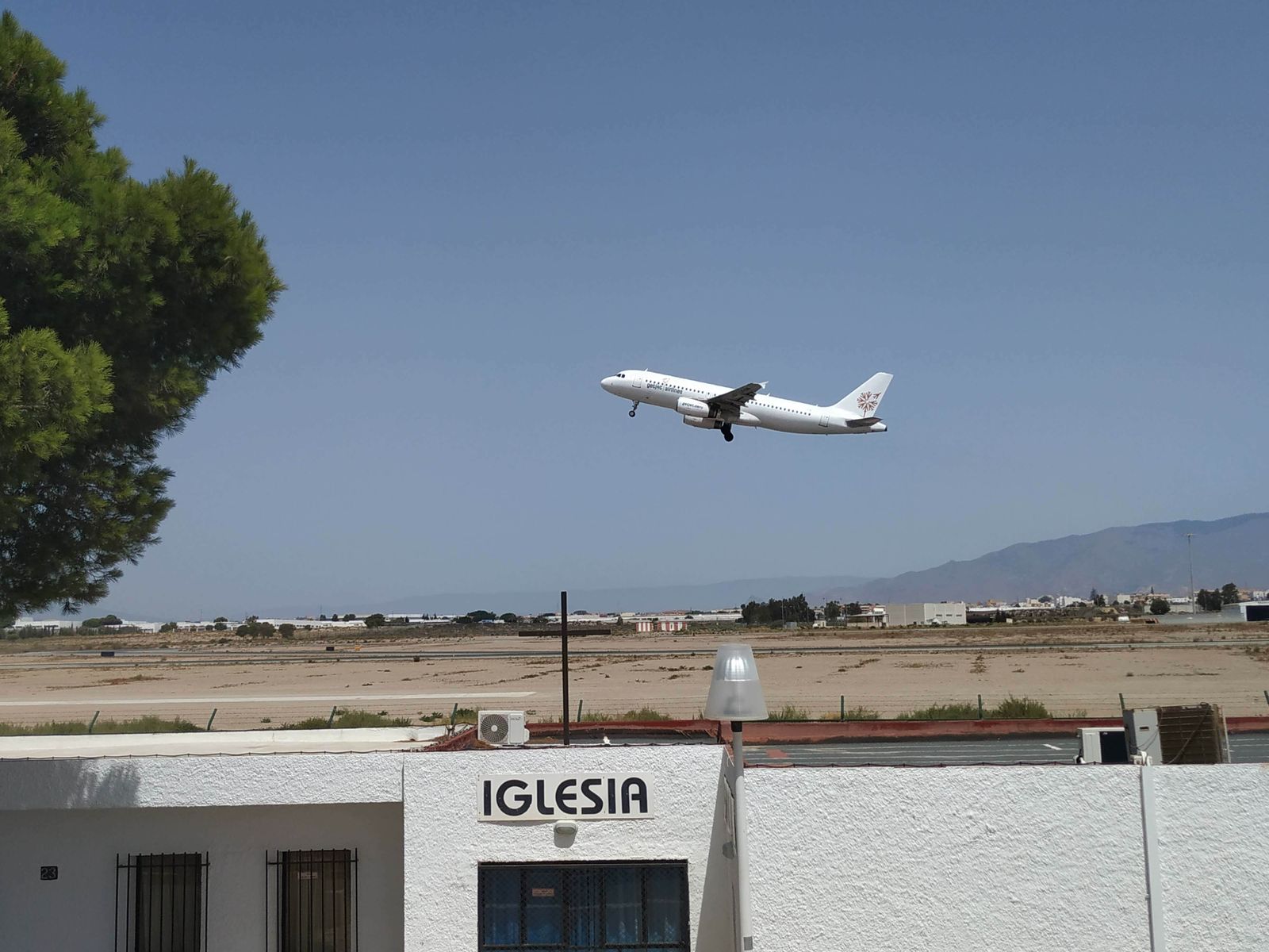 Vuelos de formación y prueba de aviones en el Aeropuerto de Almería