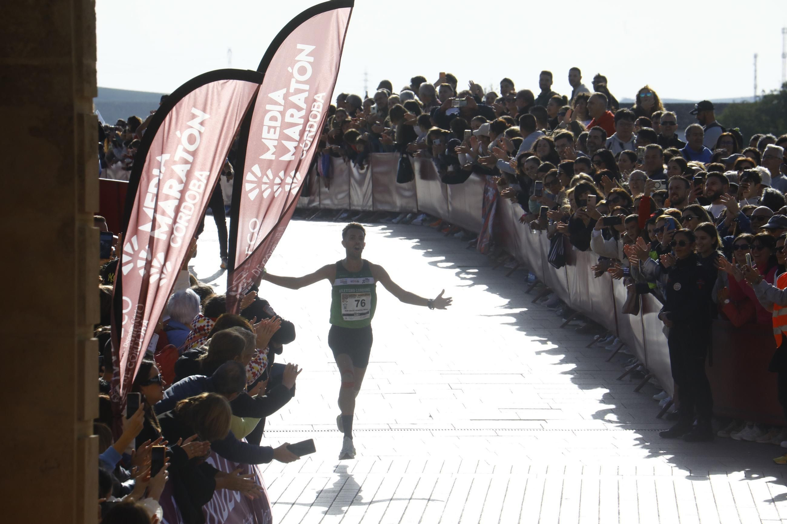 La gloria de cruzar la Puerta del Puente: las fotos de la línea de meta de la Media Maratón de Córdoba 2024