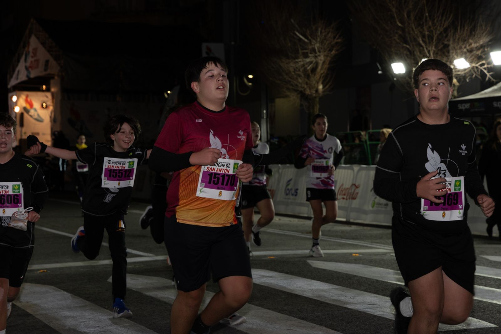 En imágenes: 2.000 atletas brillan con luz propia en la infantil de la Carrera de San Antón 2026