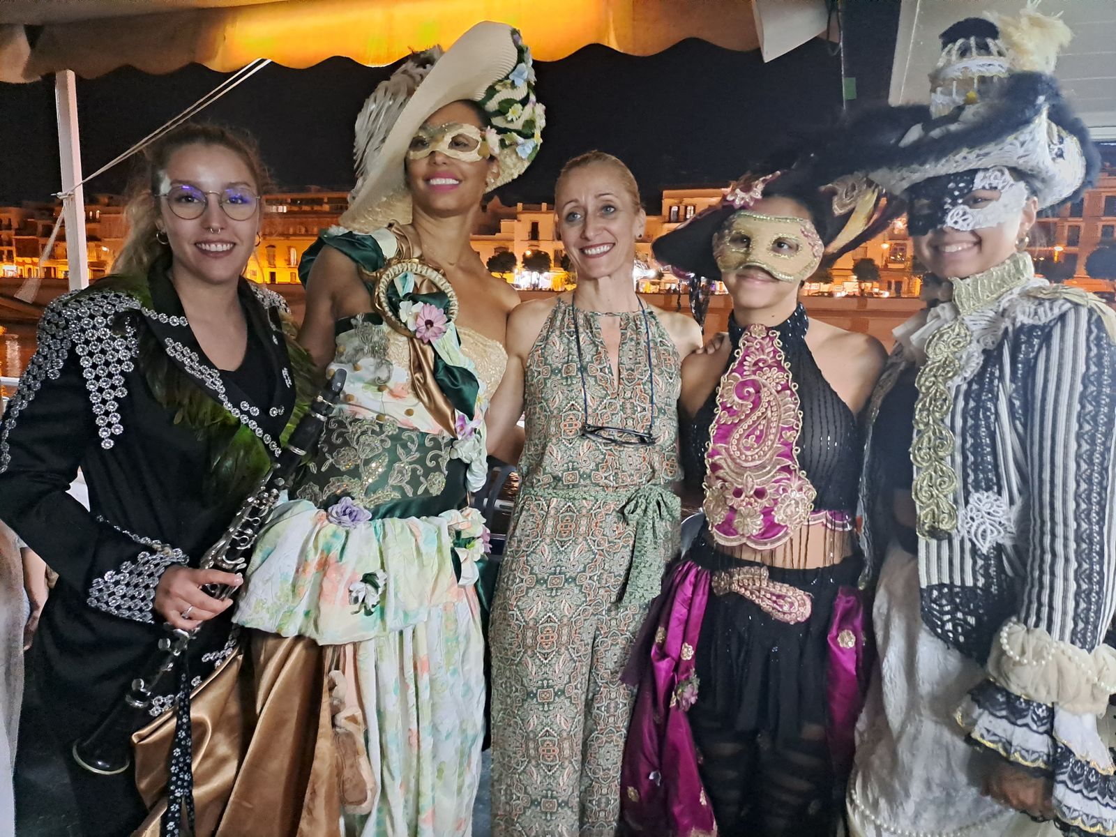 Eva Luna, en el centro, acompañada por voluntarias de la Asociación Marco Luna, que preside, con trajes de época.