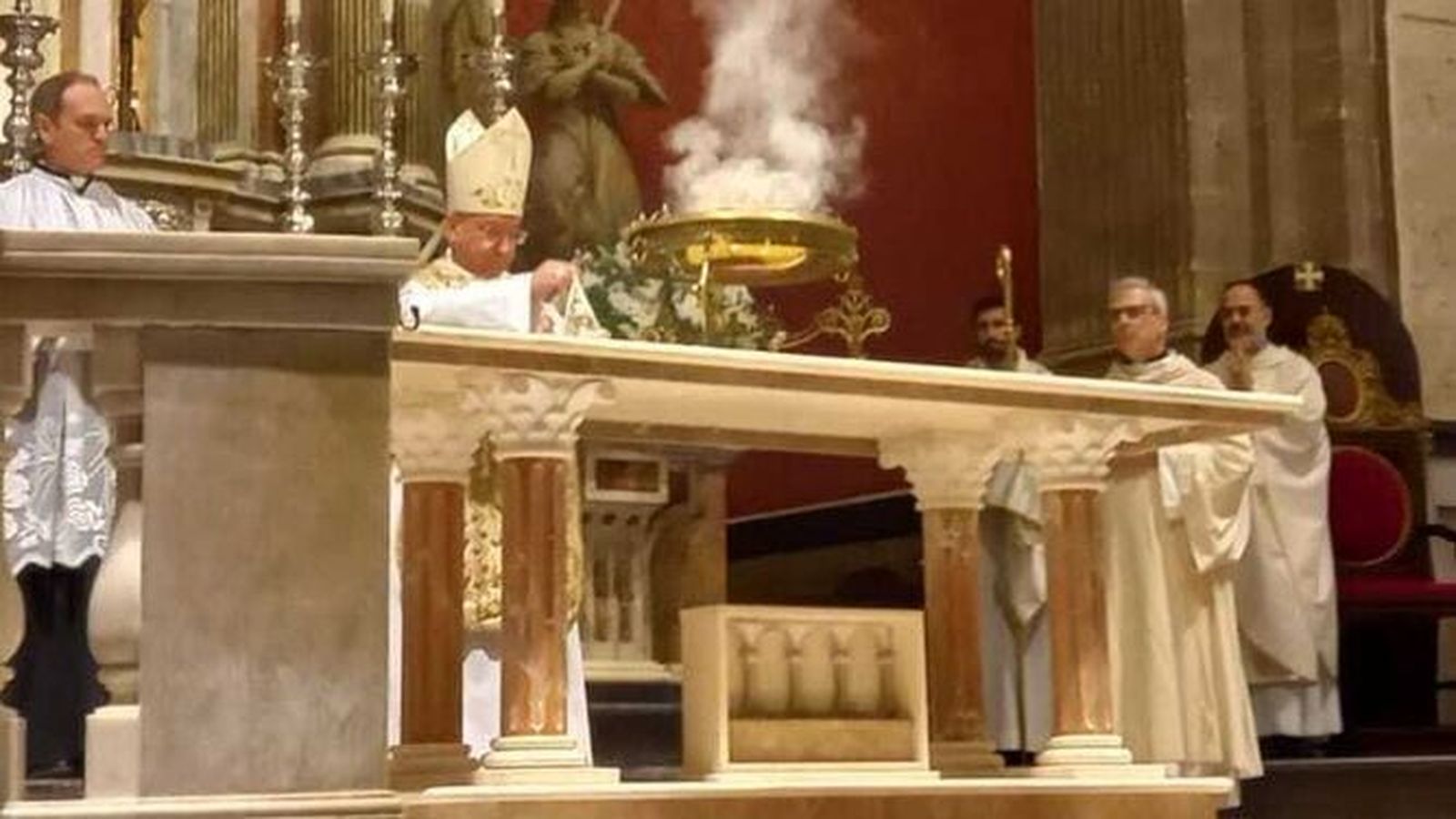 El obispo José Rico Pavés, con el pebetero instalado sobre el nuevo altar de mármol de la Basílica.