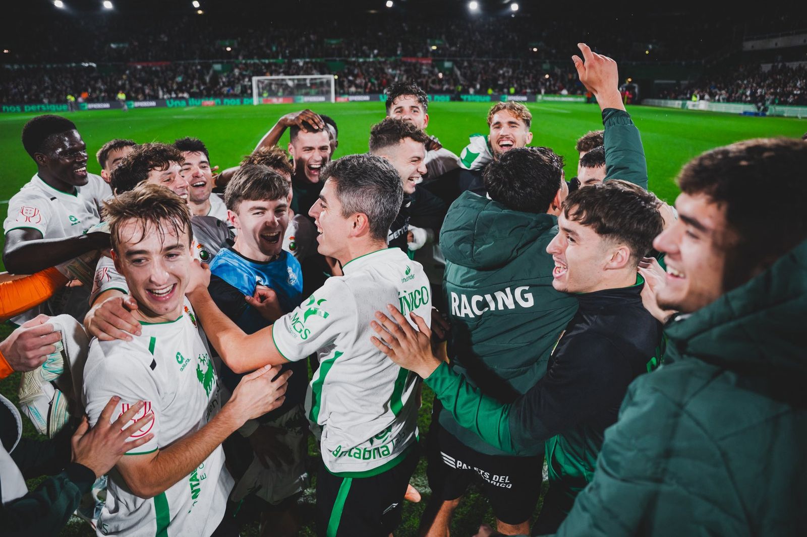 Los jugadores del Racing celebran un triunfo.