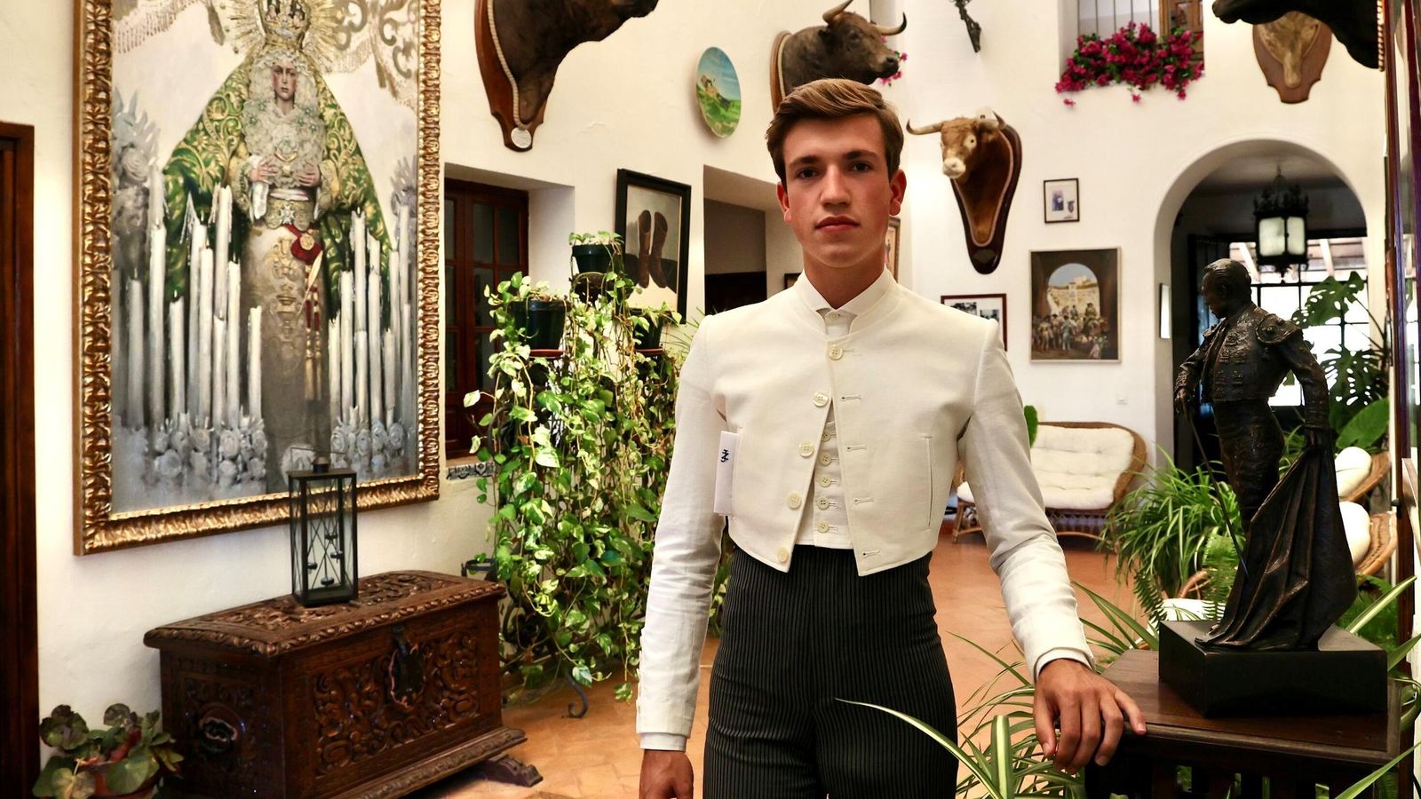 Javier Zulueta en el zaguán de El Castillo, la finca de su tío Gabriel Rojas, entre la Esperanza Macarena y Curro Romero, torero de la casa.