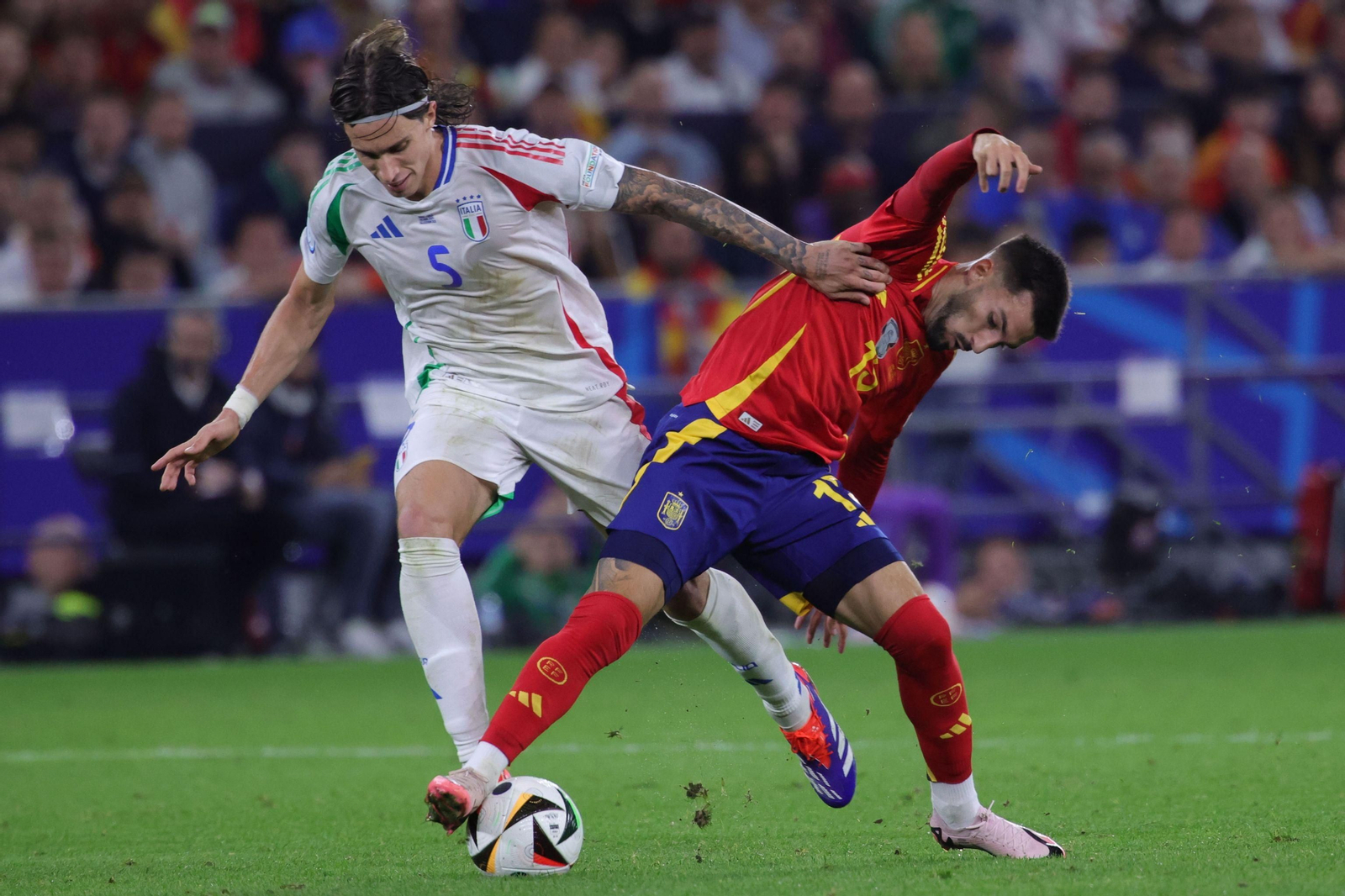 Álex Baena disputa un balón con el defensa italiano calafiori durante el encuentro frente a la seleccións transalpina.
